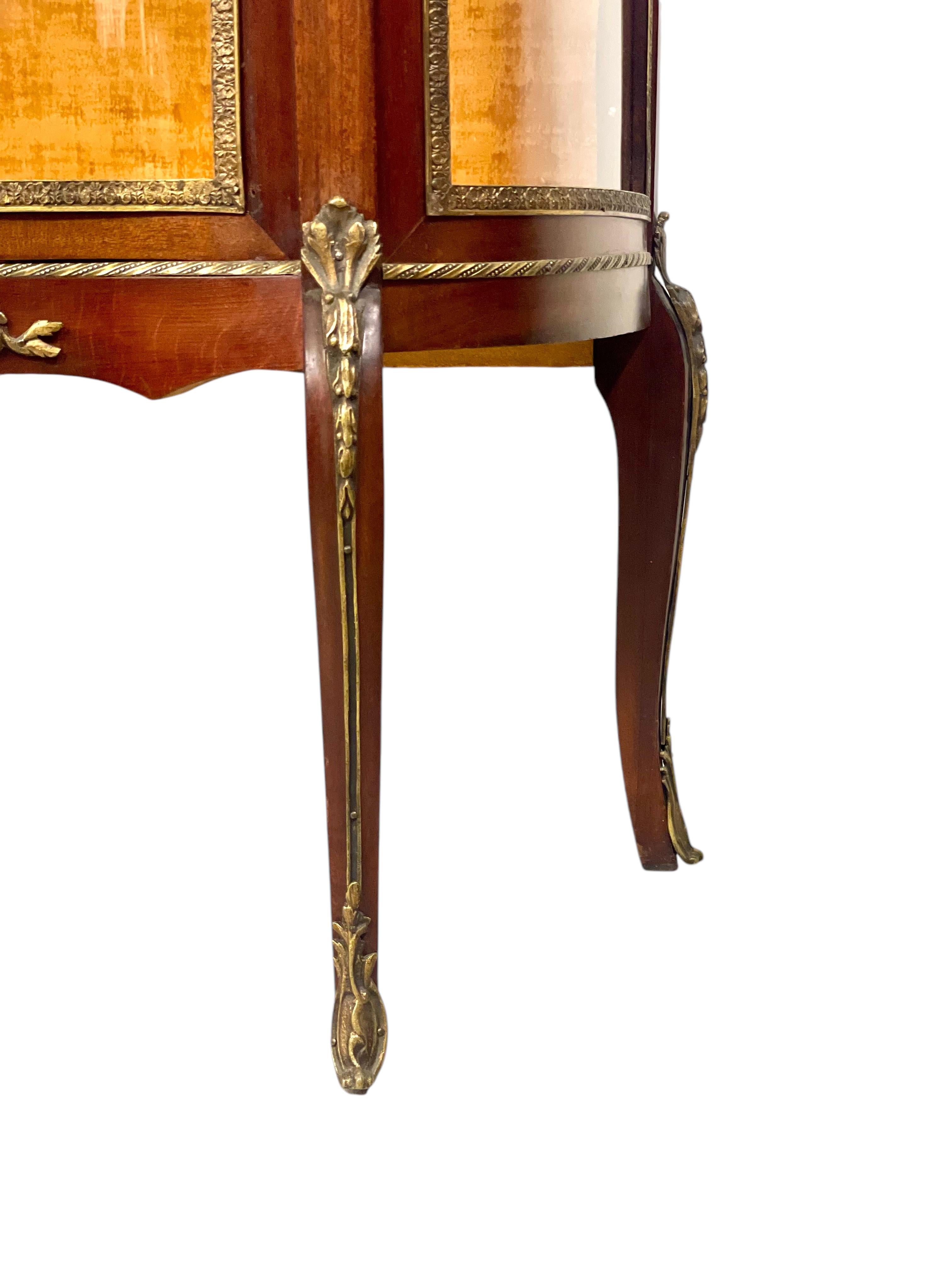 Vitrina Luis XV del siglo XIX con tapa de mármol y monturas de ormolu en Bueno estado para la venta en LA CIOTAT, FR