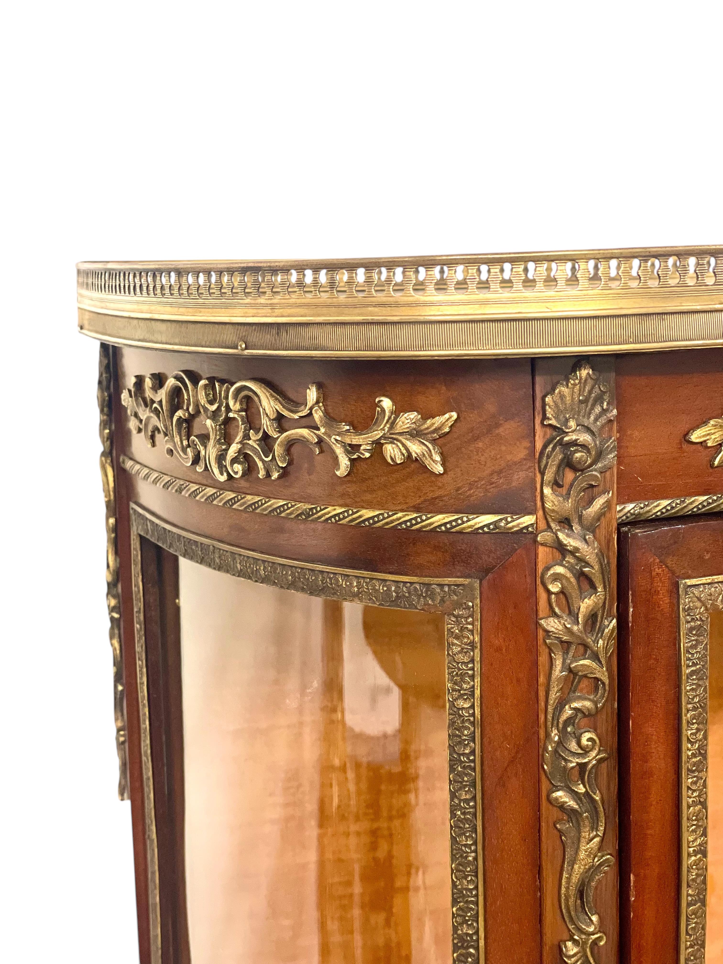 Vitrina Luis XV del siglo XIX con tapa de mármol y monturas de ormolu Bronce en venta
