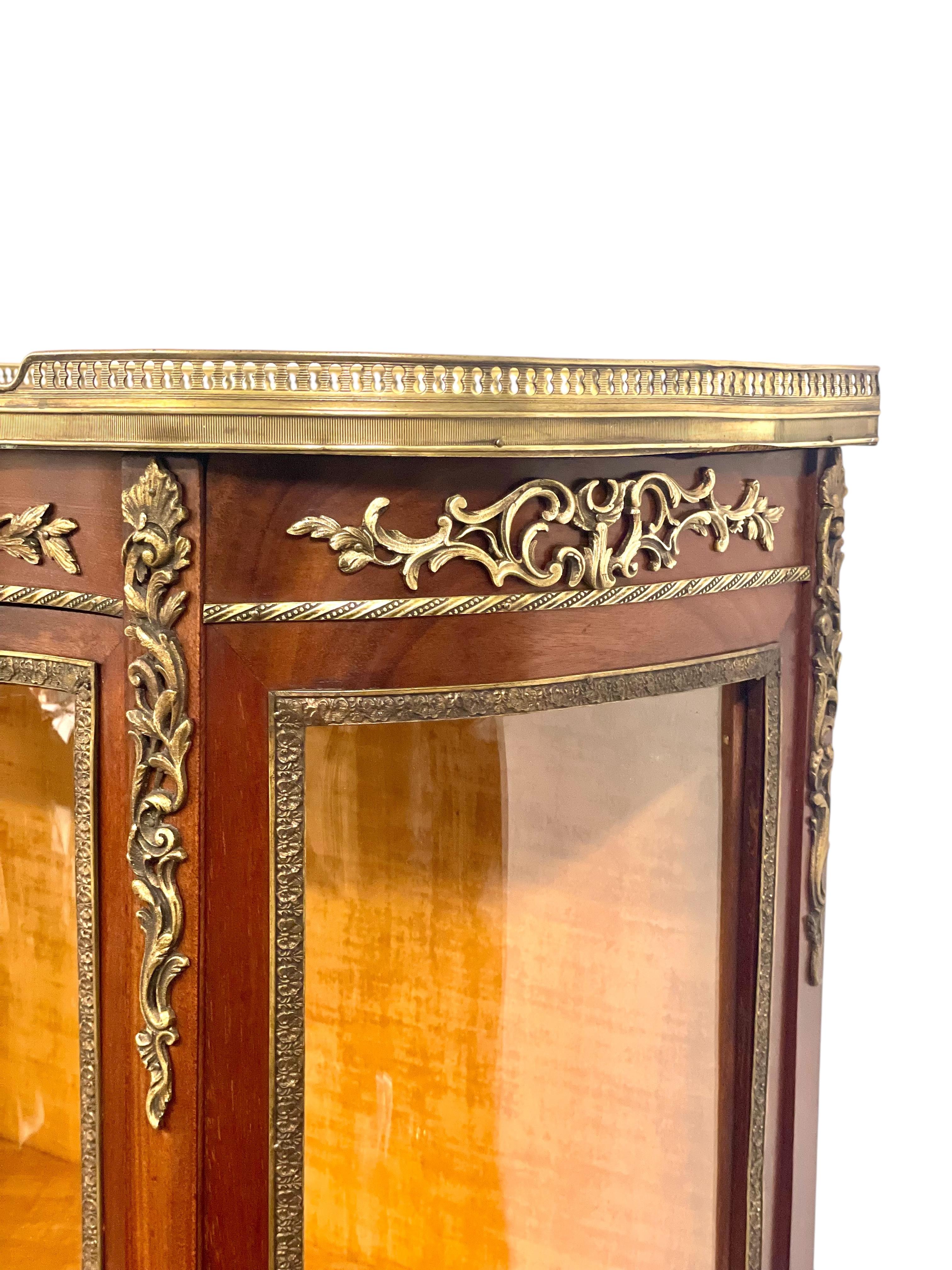 Vitrina Luis XV del siglo XIX con tapa de mármol y monturas de ormolu en venta 1