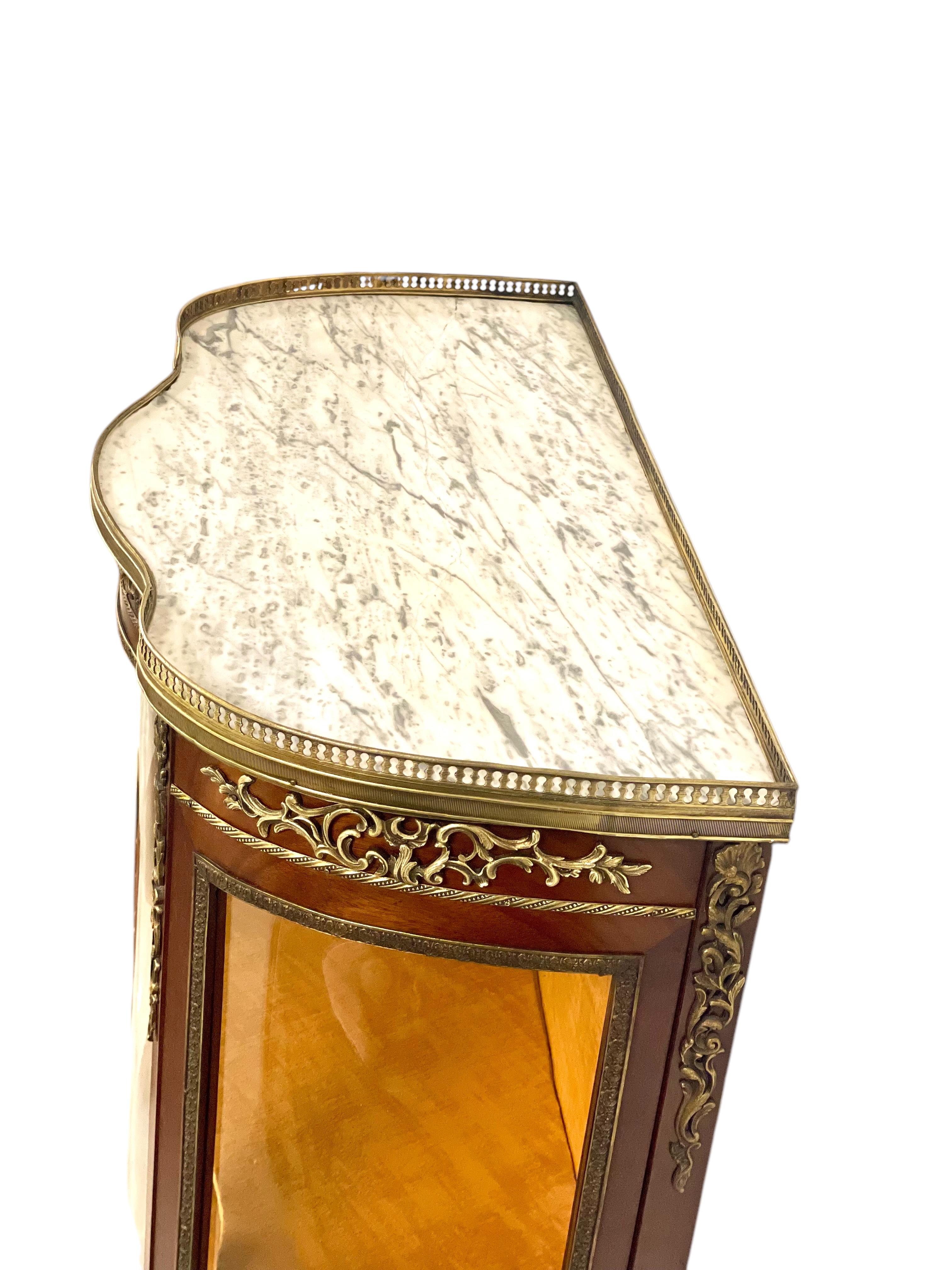 Vitrina Luis XV del siglo XIX con tapa de mármol y monturas de ormolu en venta 2