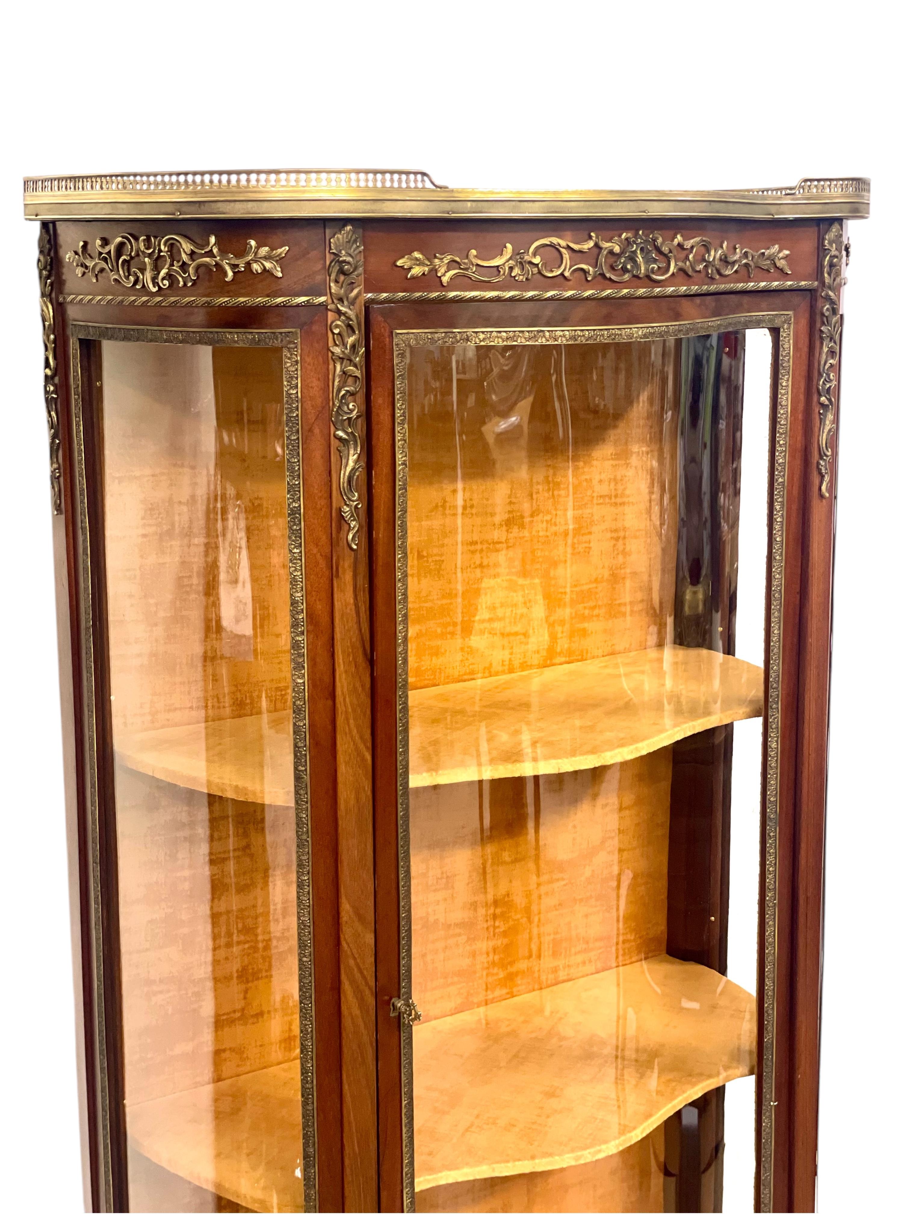 Vitrina Luis XV del siglo XIX con tapa de mármol y monturas de ormolu en venta 3