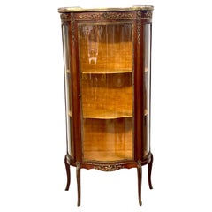 Vitrine Louis XV du 19ème siècle avec plateau en marbre et montures en bronze doré