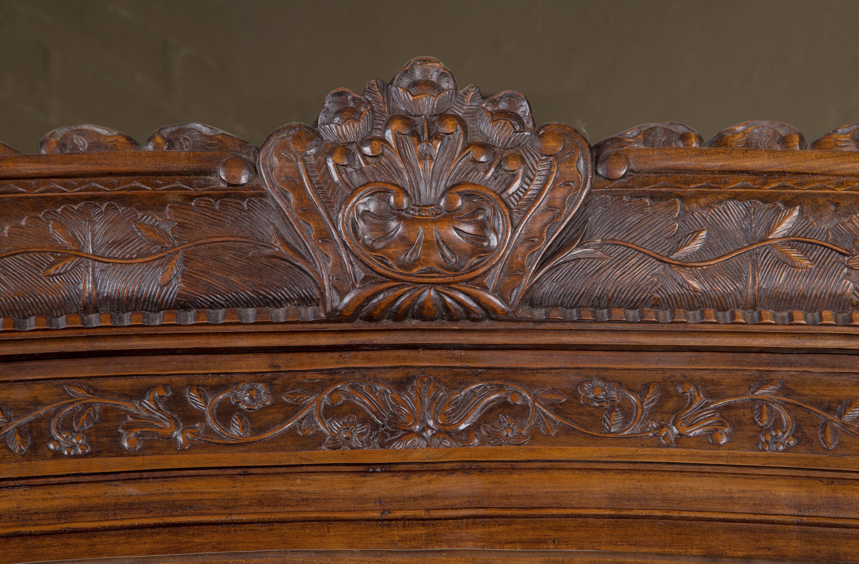 Ce meuble d'angle Louis XV en noyer date du 19e siècle, vers 1830. La pièce présente une sculpture florale incroyablement élaborée, accompagnée d'une quincaillerie en bronze ciselé à la main. Le meuble comporte un tiroir inférieur et une porte