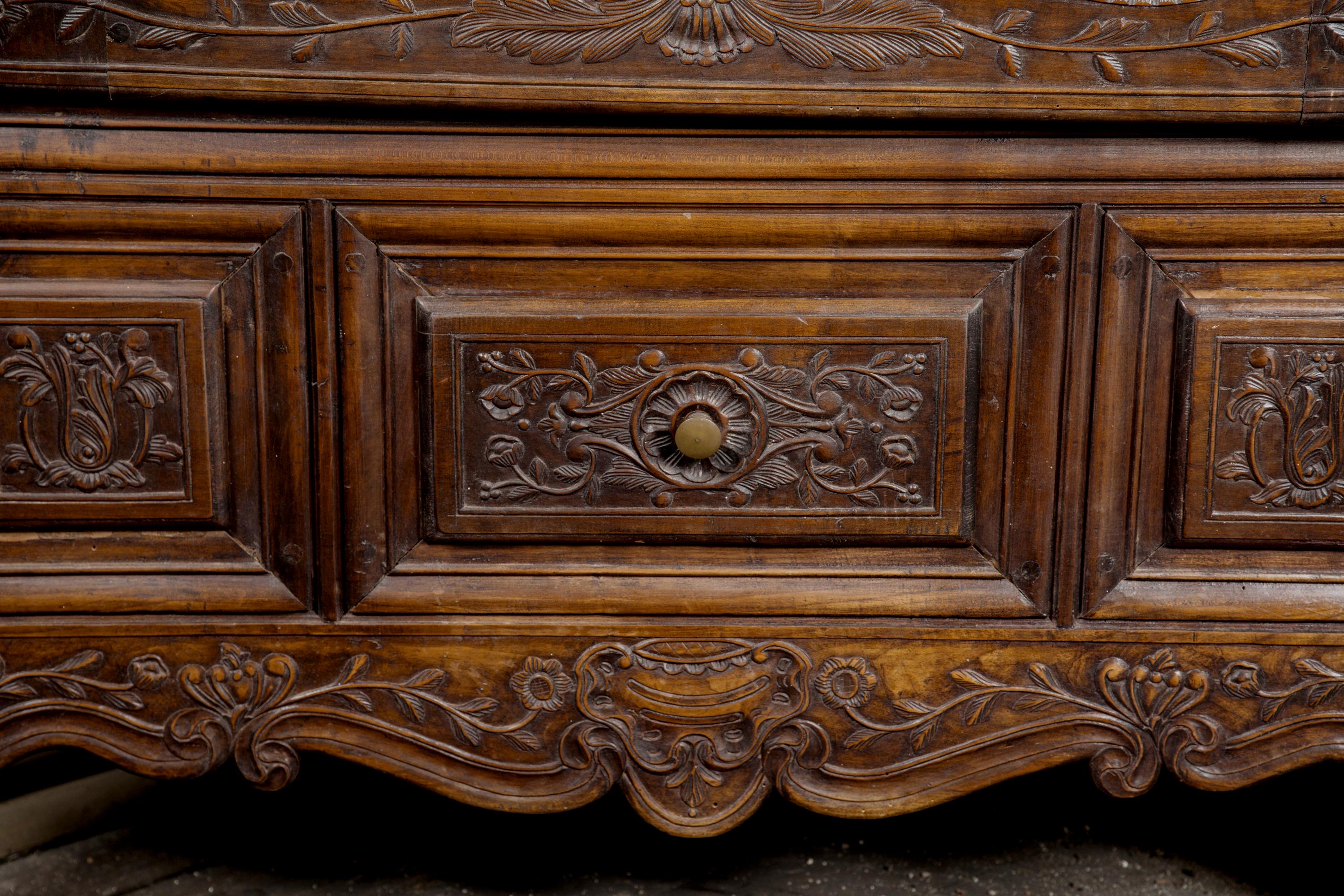 Français Cabinet d'angle en noyer Louis XV du XIXe siècle avec miroir biseauté, vers 1830 en vente