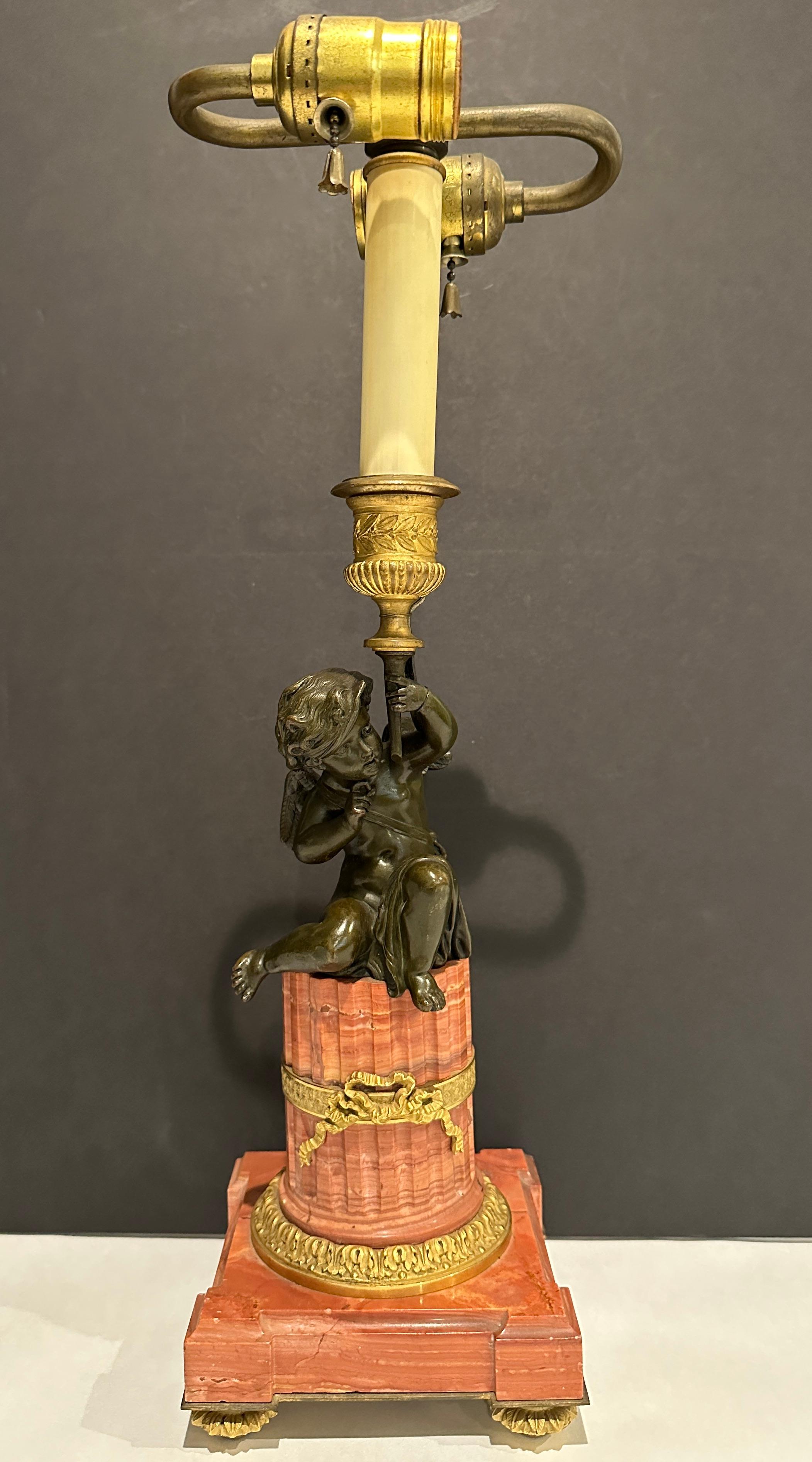 Français Lampe figurative Louis XVI du 19ème siècle en bronze et marbre en vente