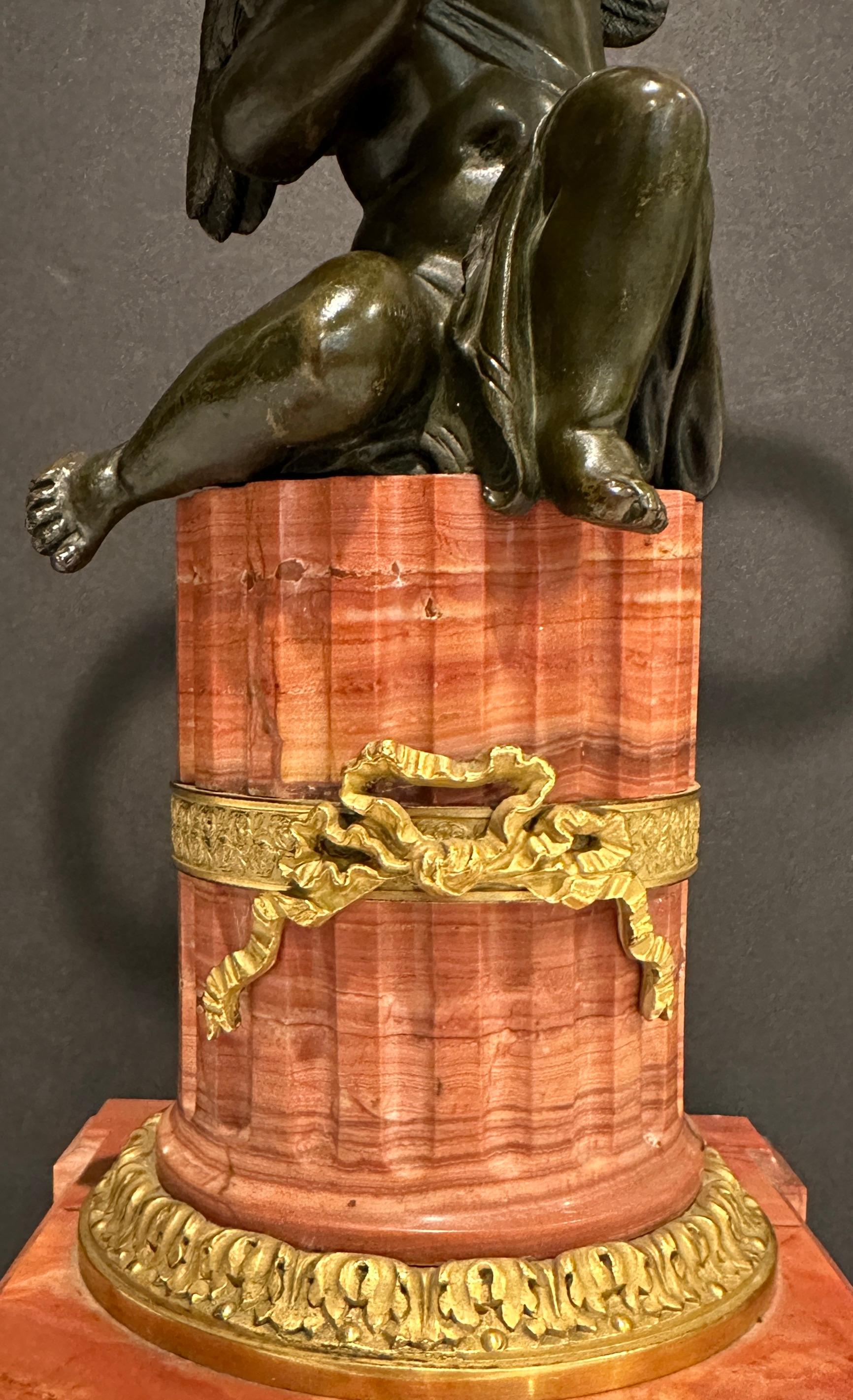 Doré Lampe figurative Louis XVI du 19ème siècle en bronze et marbre en vente
