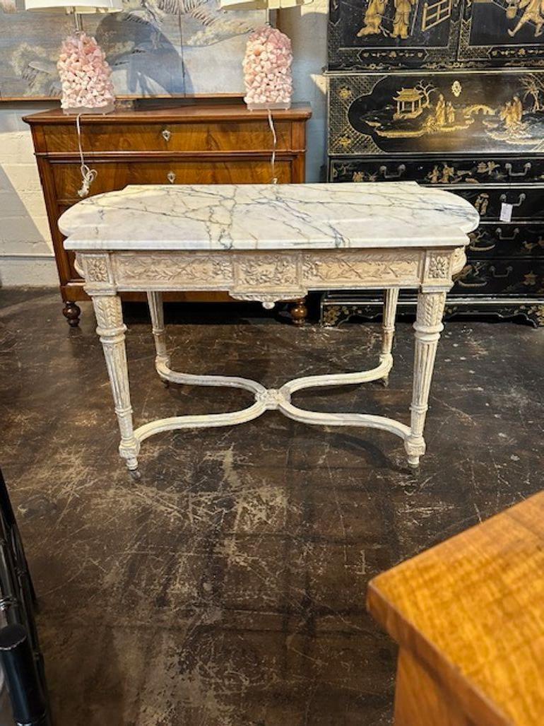 Fabuleuse table centrale Louis XVI du 19ème siècle, sculptée et peinte, avec un plateau en marbre d'origine. Une pièce exquise et de très belle qualité. Superbe !