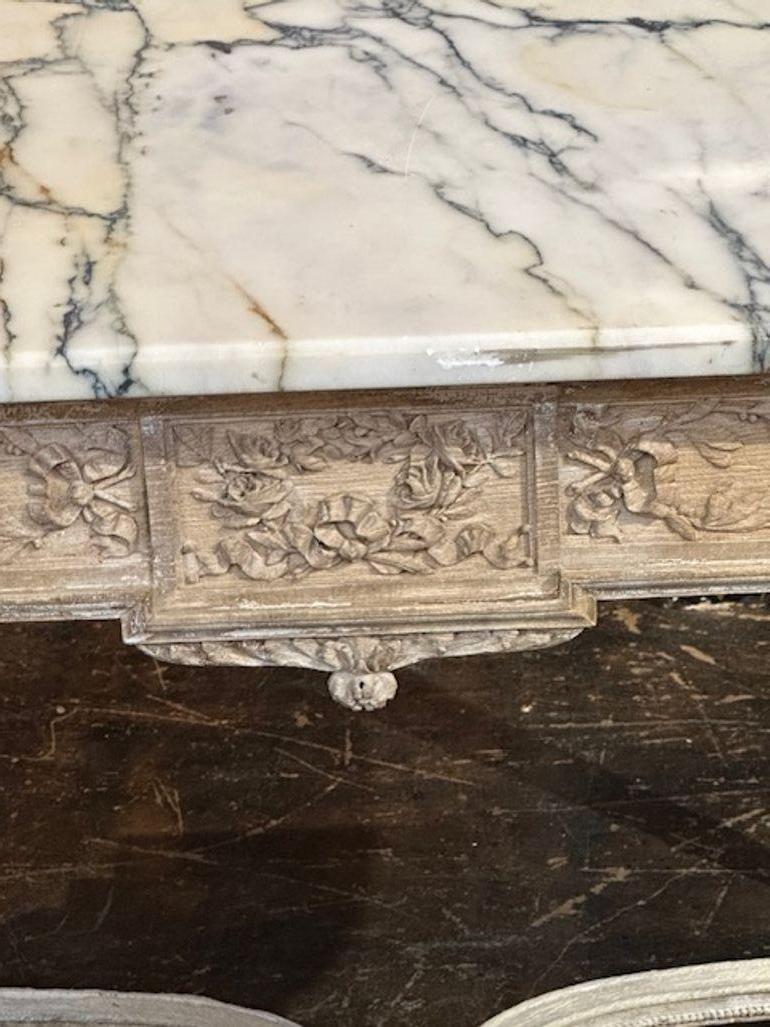 Français Table centrale Louis XVI sculptée et blanchie du 19ème siècle en vente