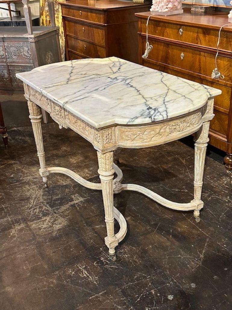Table centrale Louis XVI sculptée et blanchie du 19ème siècle Bon état - En vente à Dallas, TX