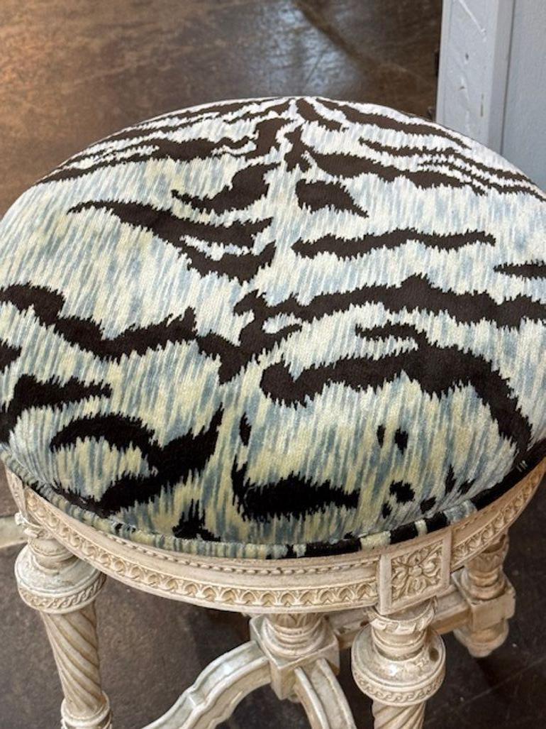 Taburete Luis XVI del siglo XIX tallado y pintado en Bueno estado para la venta en Dallas, TX