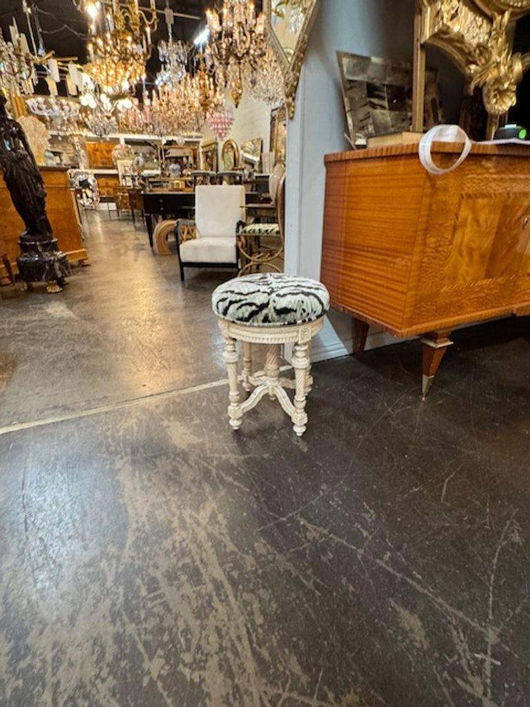 Taburete Luis XVI del siglo XIX tallado y pintado Tapicería en venta