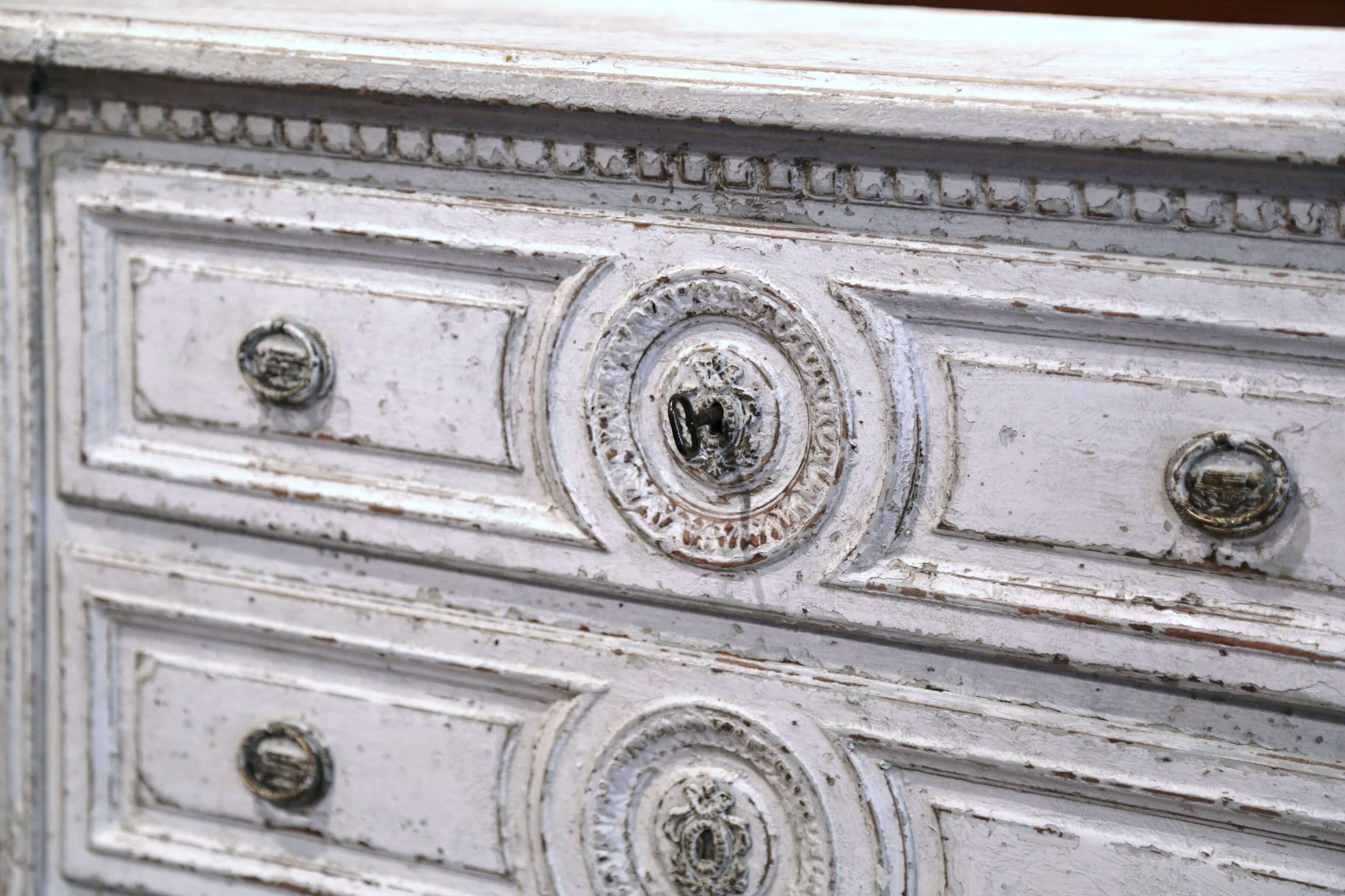 Geschnitzte und bemalte Kommode mit drei Schubladen im Louis-XVI-Stil aus dem 19. Jahrhundert (Eichenholz) im Angebot