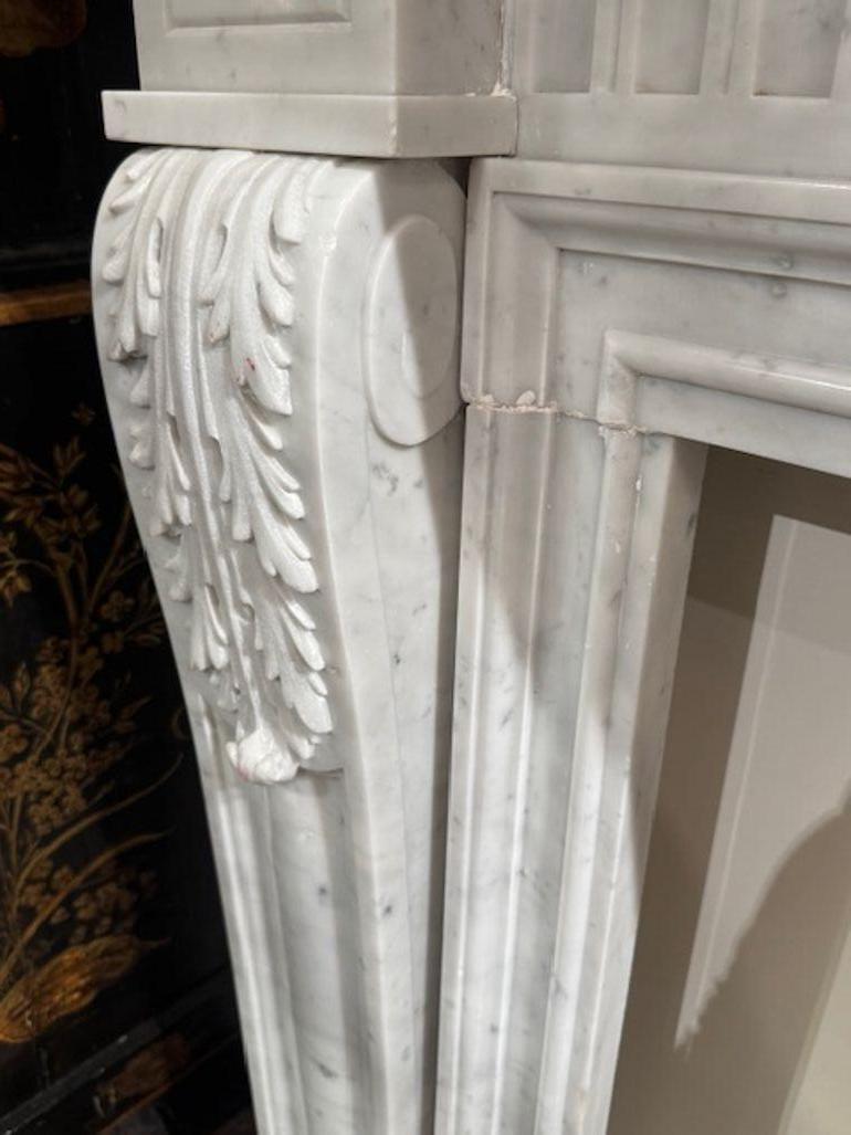 Mantel de mármol de carrara tallado Luis XVI del siglo XIX Francés en venta