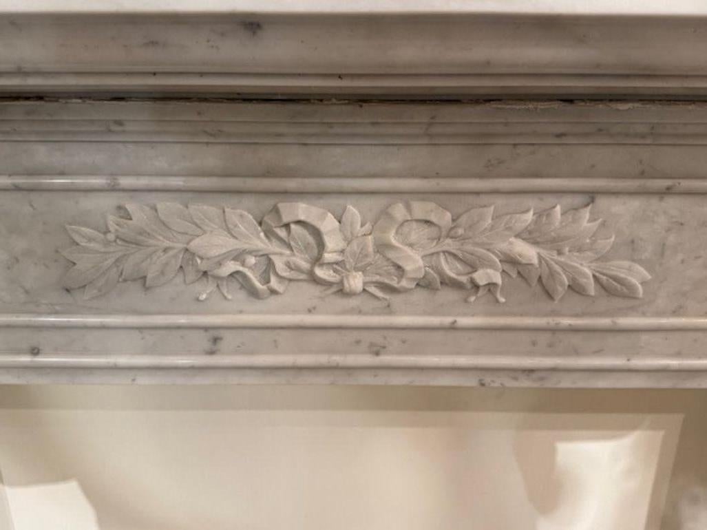 Mantel de mármol de carrara tallado Luis XVI del siglo XIX Tallado en venta