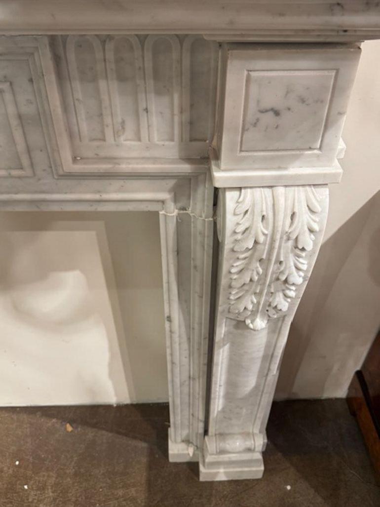 Mantel de mármol de carrara tallado Luis XVI del siglo XIX en Bueno estado para la venta en Dallas, TX