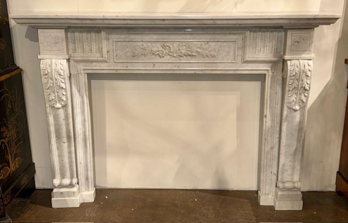Mantel de mármol de carrara tallado Luis XVI del siglo XIX Mármol de Carrara en venta