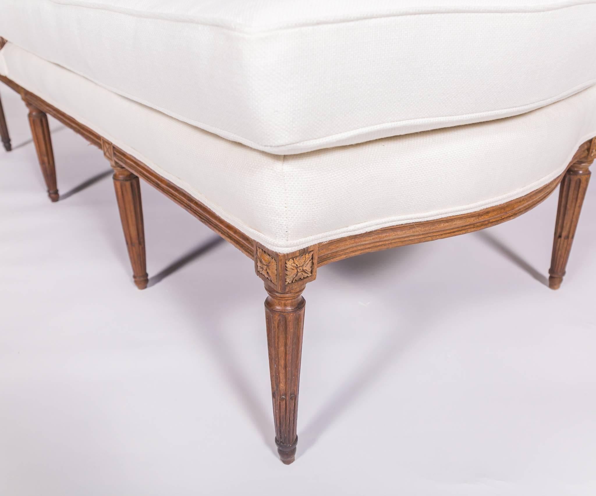 19c French Louis XVI chaise. Lovely wooden chaise in white upholstery. Carved wooden frame and legs in polished walnut wood. Wear consistent with age and use. Wood shows wear and scratches. 

Measures: approximately 78