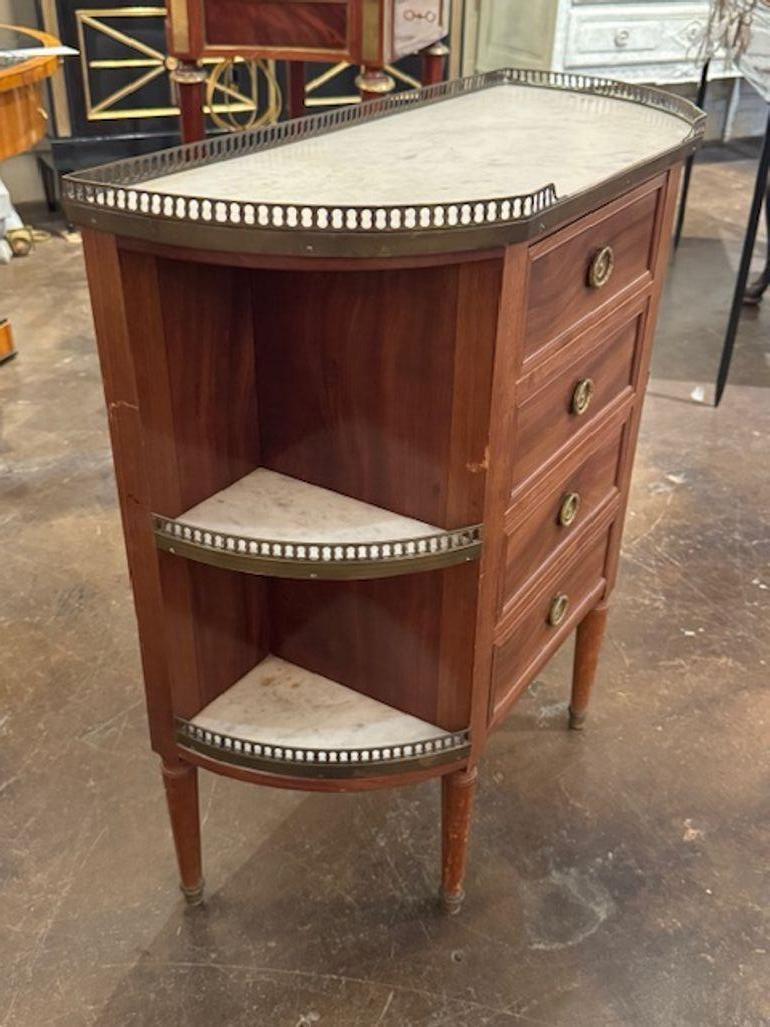 Il Tavolo a forma di D Luigi XVI del XIX secolo con piano in marmo è un mobile antico lussuoso ed elegante. Con il suo design classico e il piano in marmo, questo tavolo emana un senso di raffinatezza e stile senza tempo. Perfetto per un piccolo