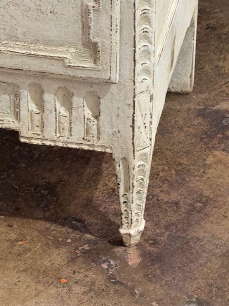 Intagliato Commode francese intagliato e dipinto del XIX secolo Luigi XVI in vendita