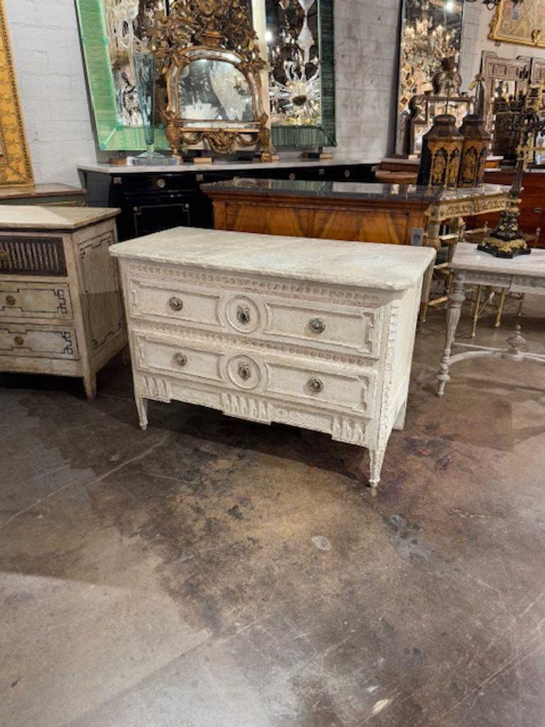Commode francese intagliato e dipinto del XIX secolo Luigi XVI in vendita 1
