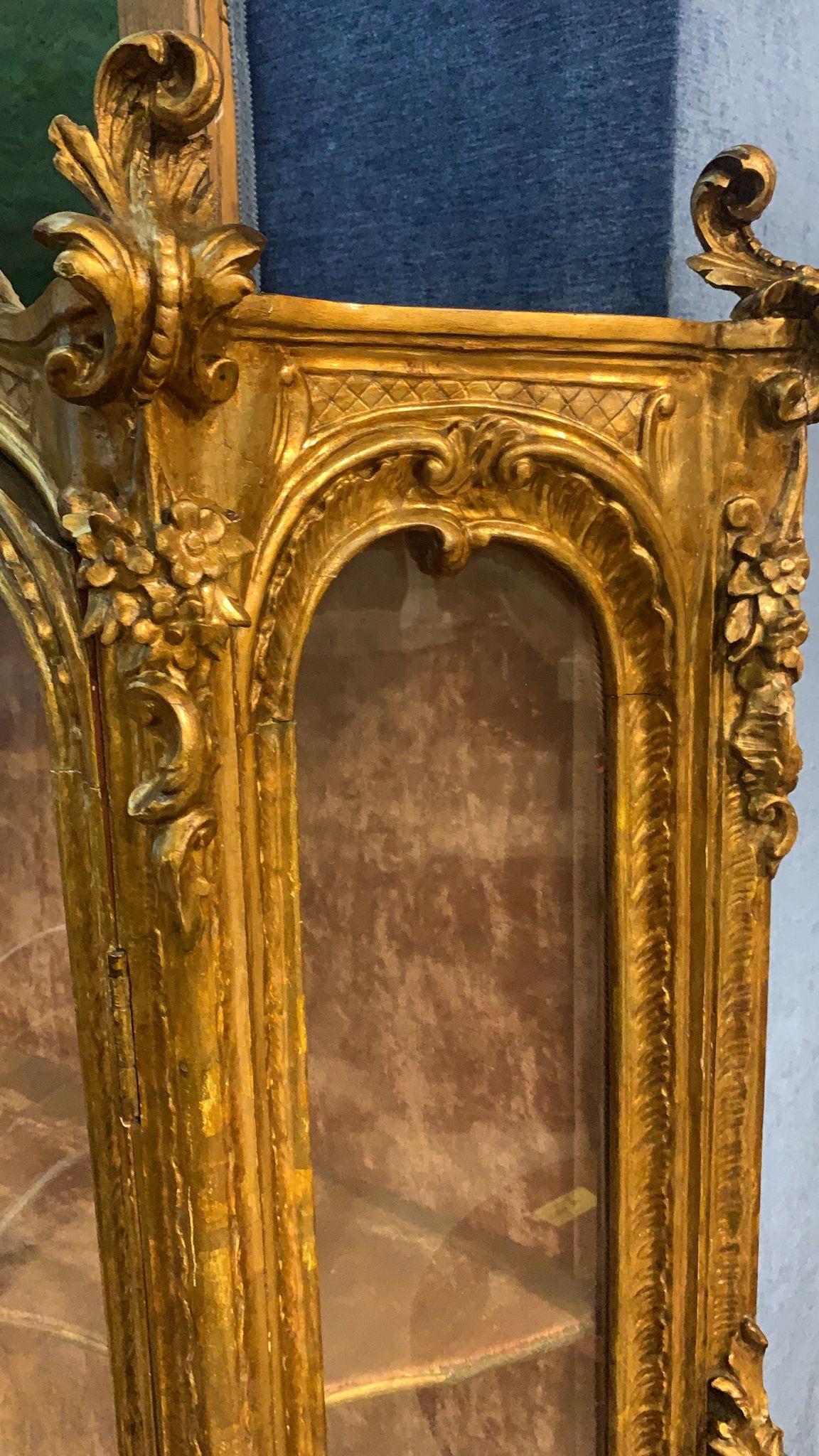 Vitrines françaises Louis XVI du 19ème siècle en bois doré sculpté et doré des années 1840 10