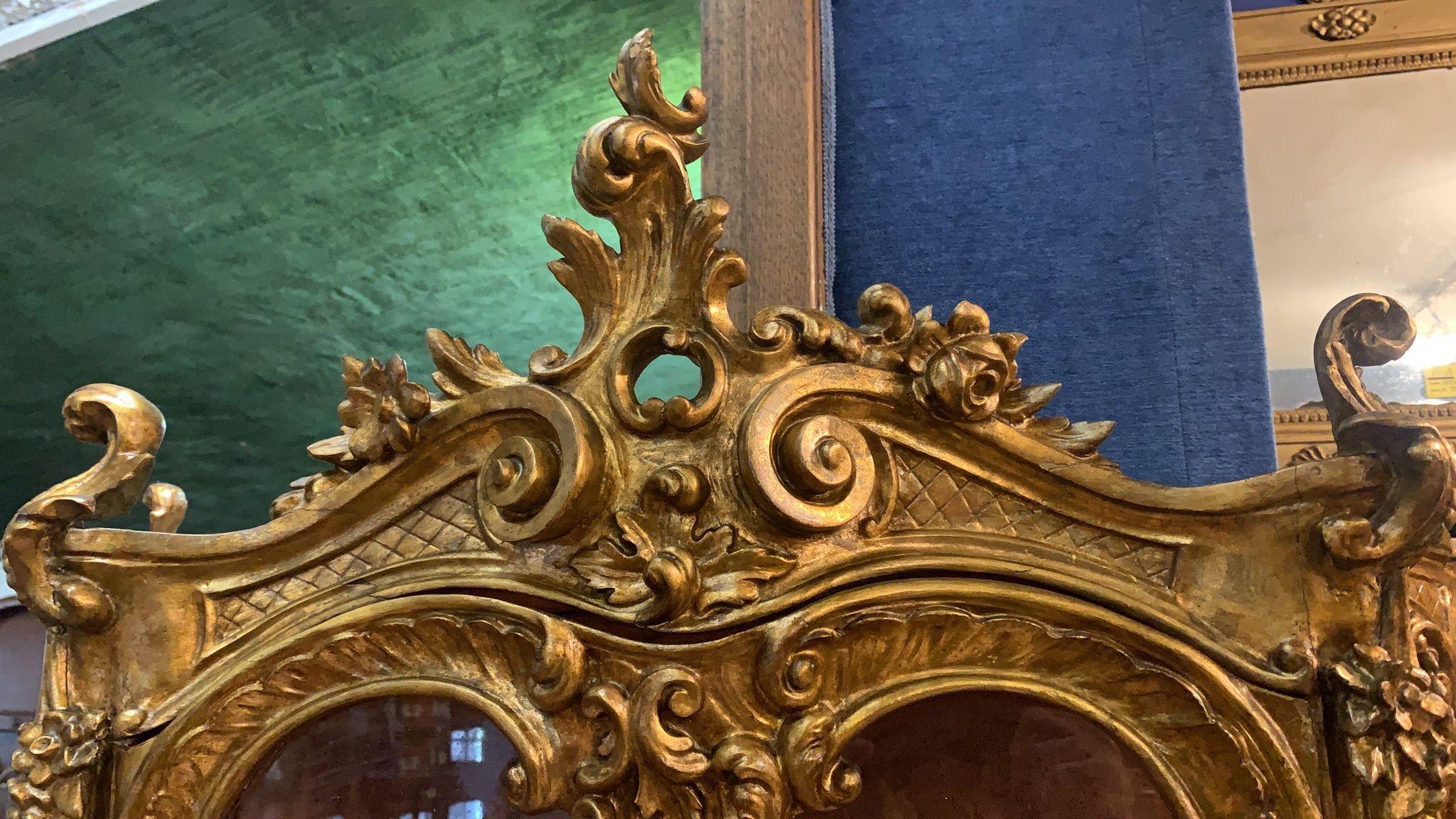 Französischer vergoldeter Schrank, Vitrinen aus geschnitztem vergoldetem Holz, Louis XVI.-Stil, 1840er Jahre 1