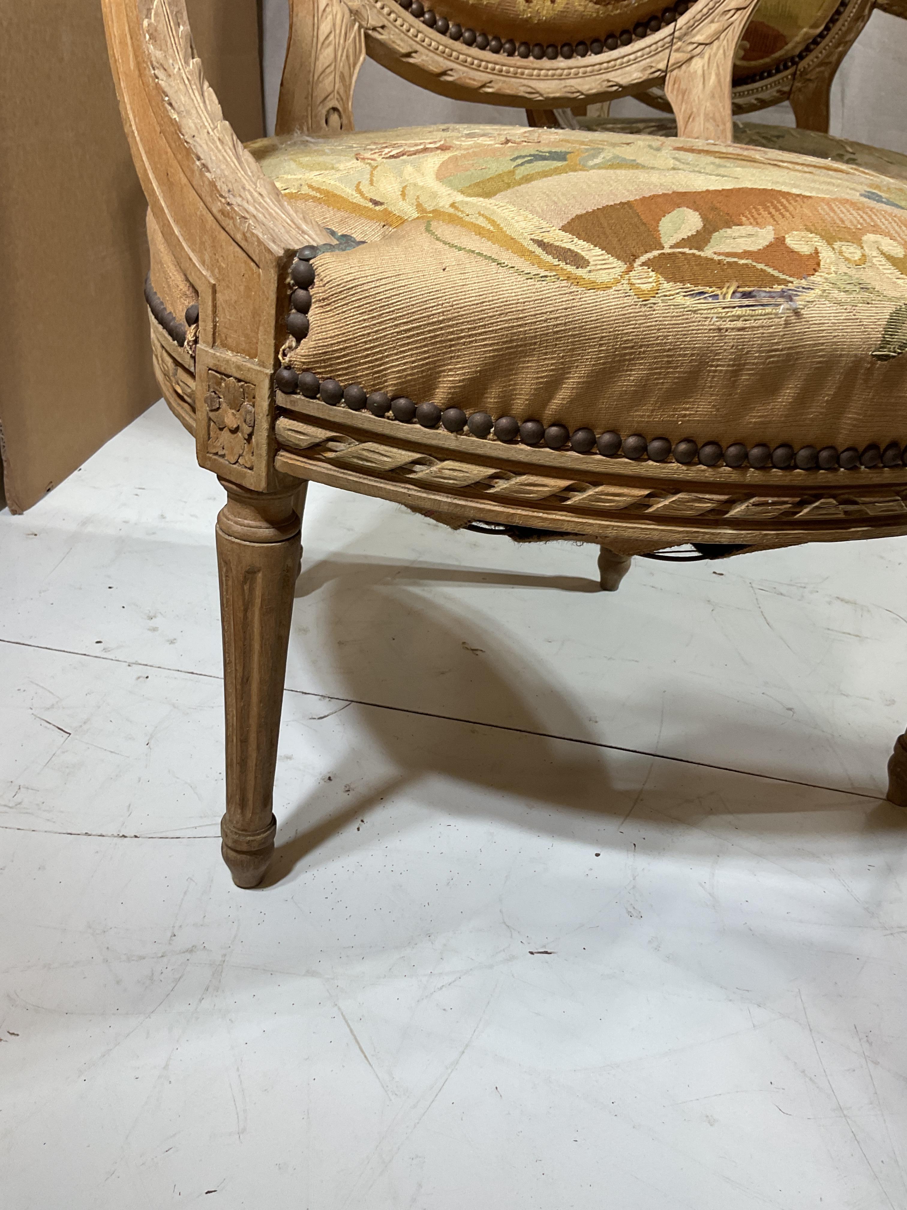 Settee et quatre fauteuils français Louis XVI du 19ème siècle en vente 10