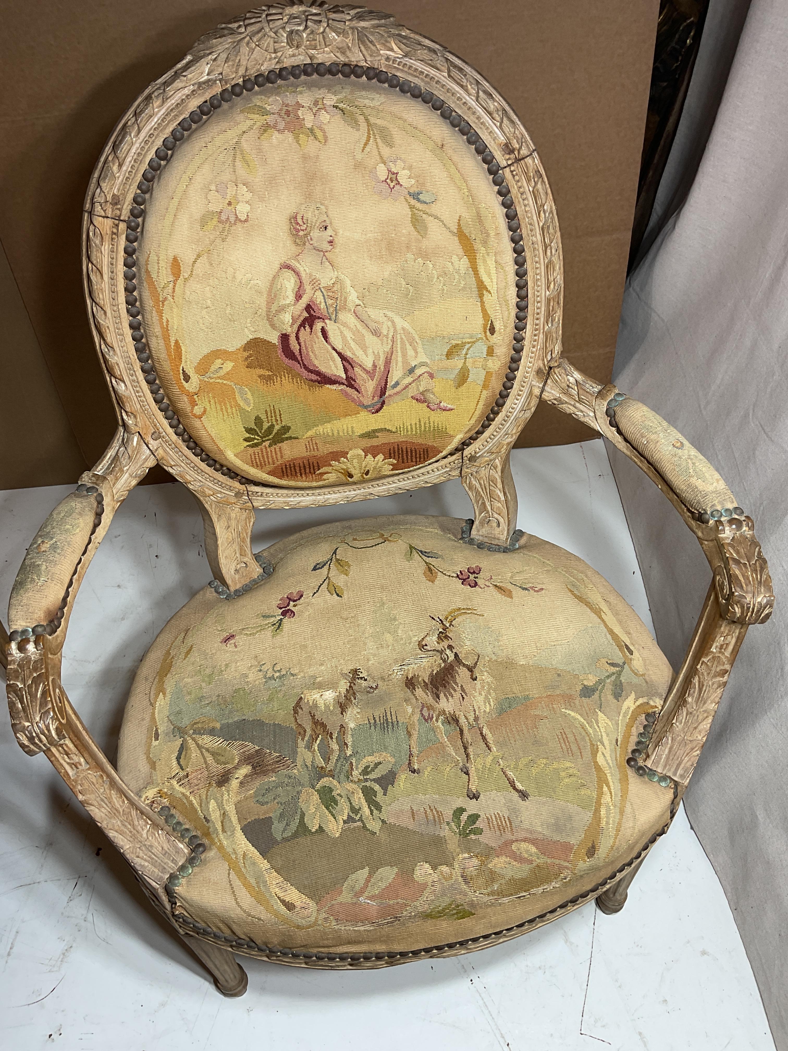 Canapé français Louis XVI et 4 fauteuils à accoudoirs
Fabriqué dans les années 1800
Fabriqué en France
Magnifique détail en bois sculpté et doré
Tapisserie d'Aubusson, chaque chaise et canapé représentant une scène et un animal différents.

Un