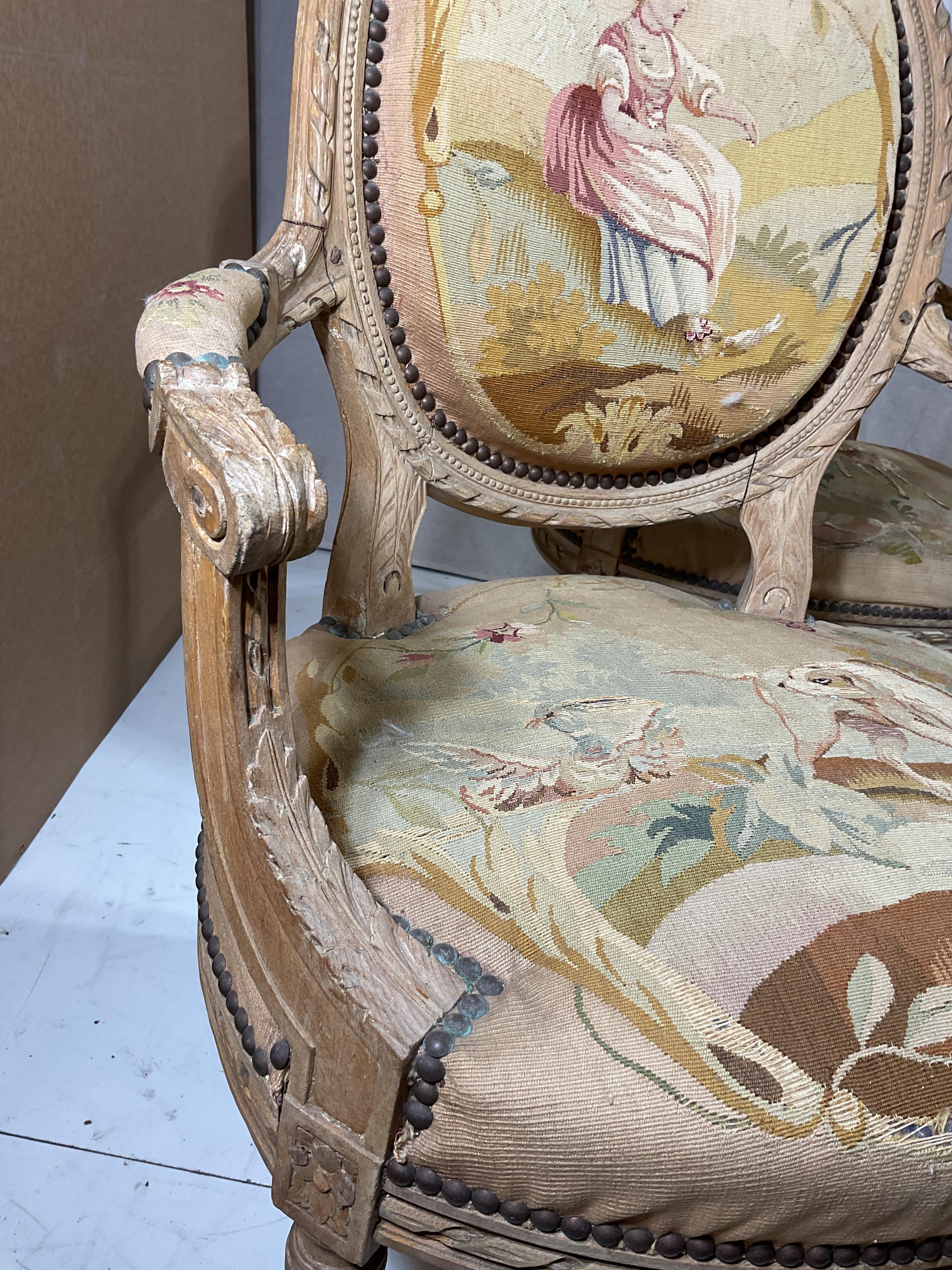 Settee et quatre fauteuils français Louis XVI du 19ème siècle en vente 1