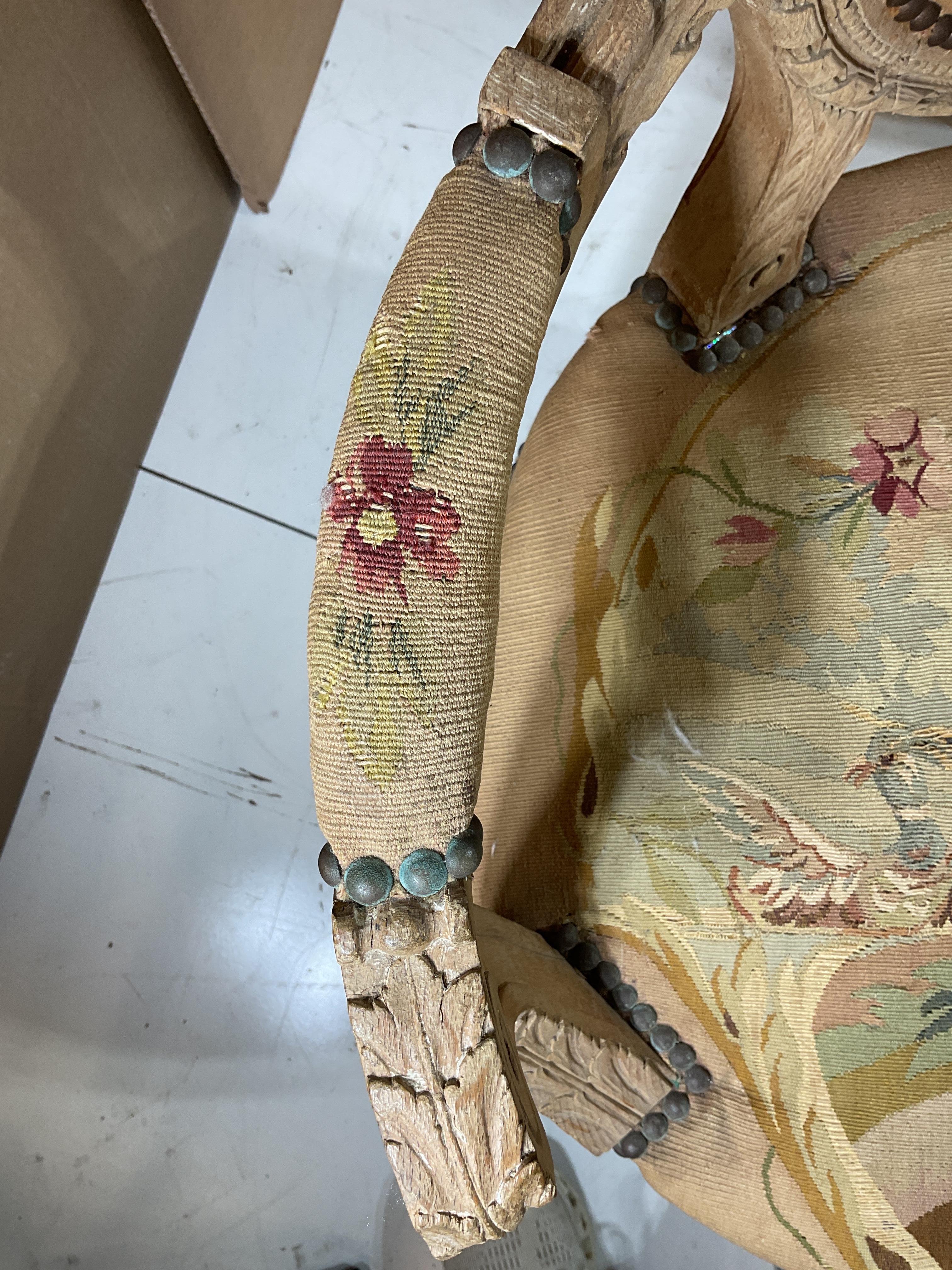 Settee et quatre fauteuils français Louis XVI du 19ème siècle en vente 2