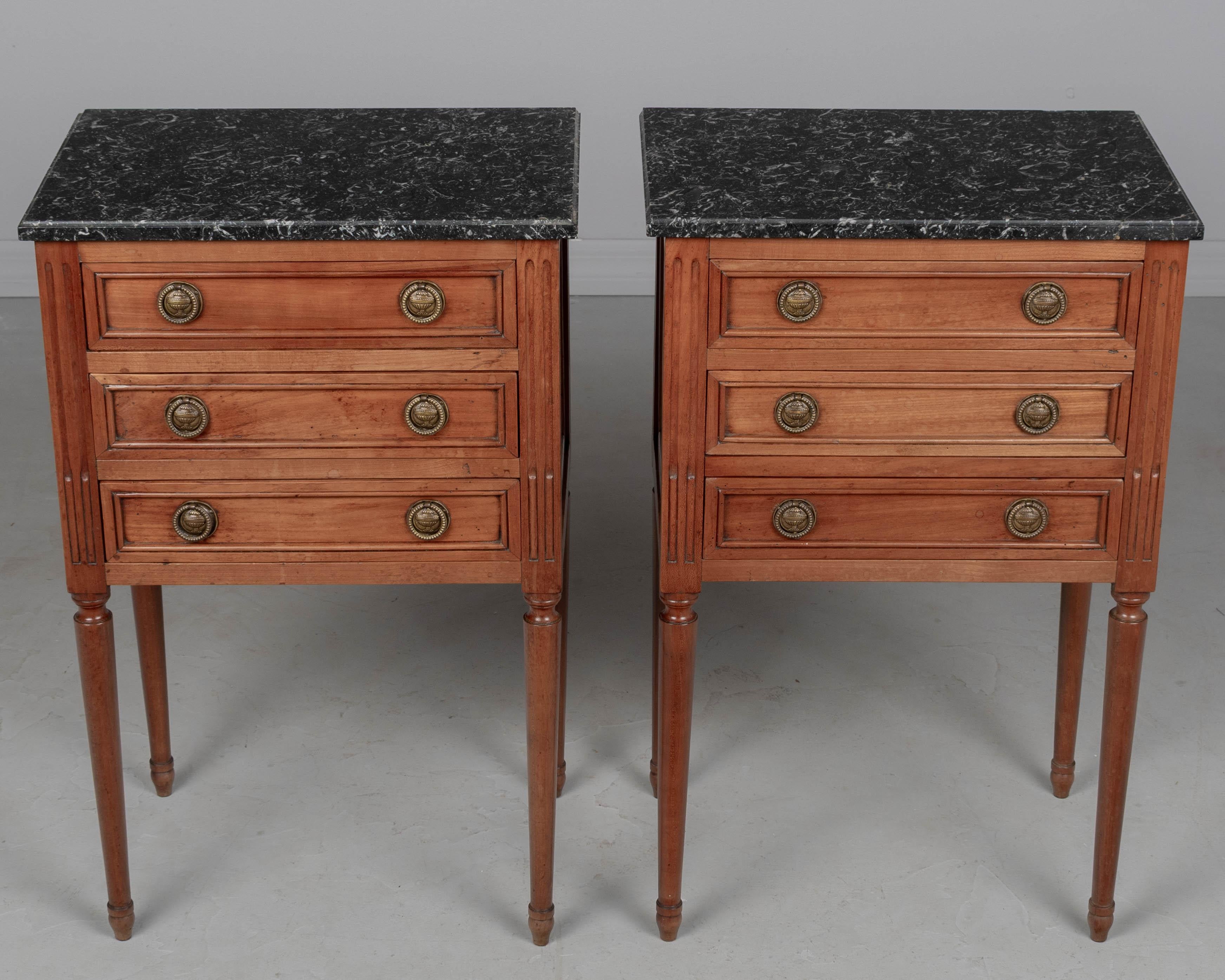 Français Paire de tables d'appoint ou de tables de nuit Louis XVI du XIXe siècle en vente