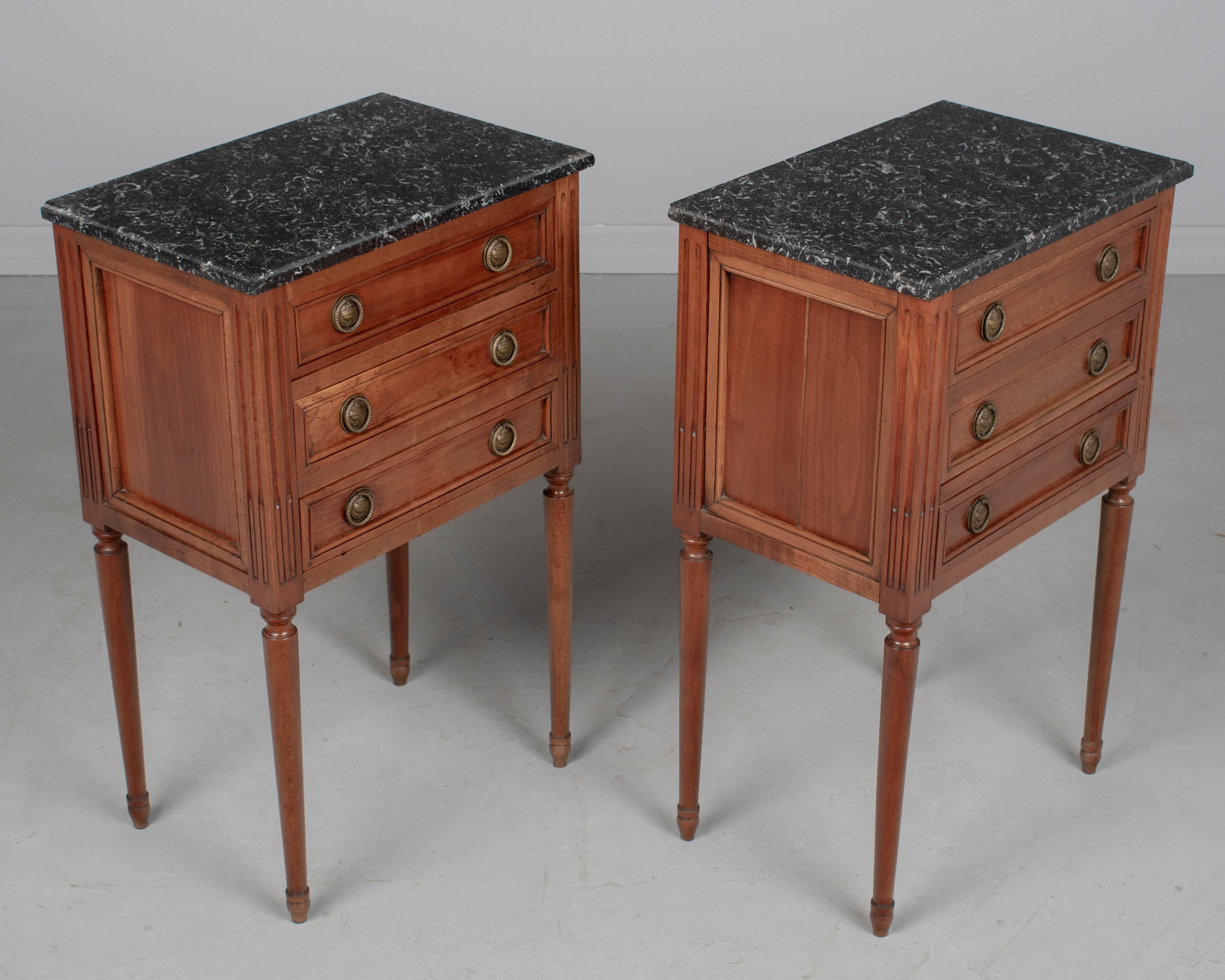 Fait main Paire de tables d'appoint ou de tables de nuit Louis XVI du XIXe siècle en vente