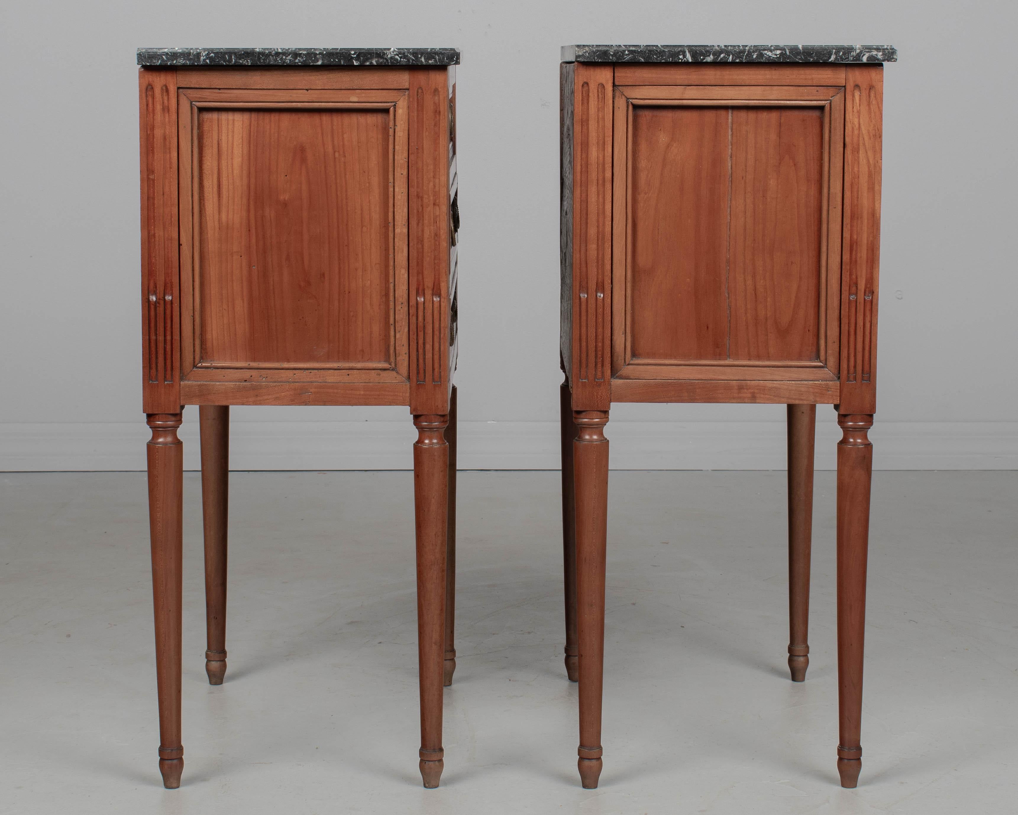 Paire de tables d'appoint ou de tables de nuit Louis XVI du XIXe siècle Bon état - En vente à Winter Park, FL