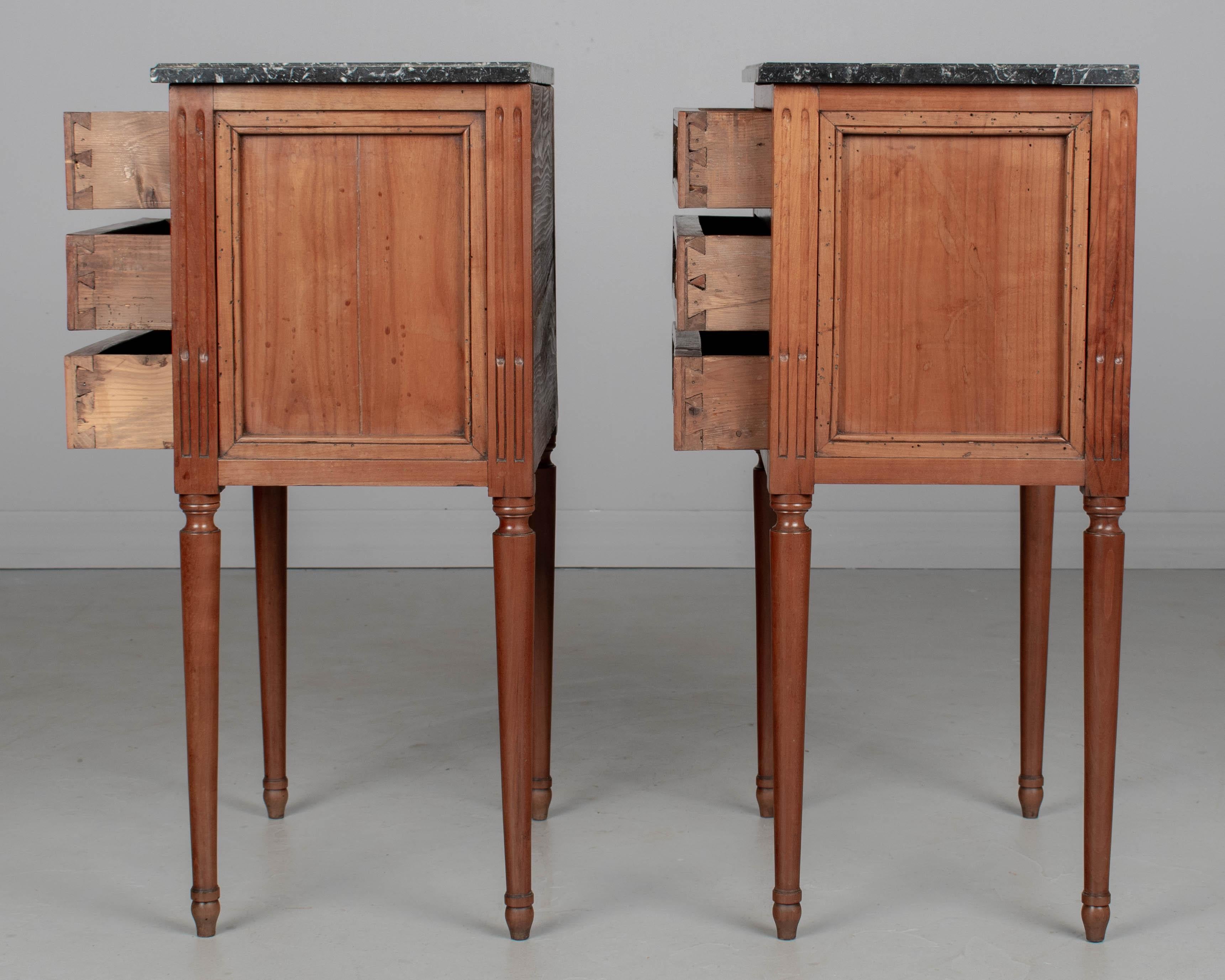 20ième siècle Paire de tables d'appoint ou de tables de nuit Louis XVI du XIXe siècle en vente