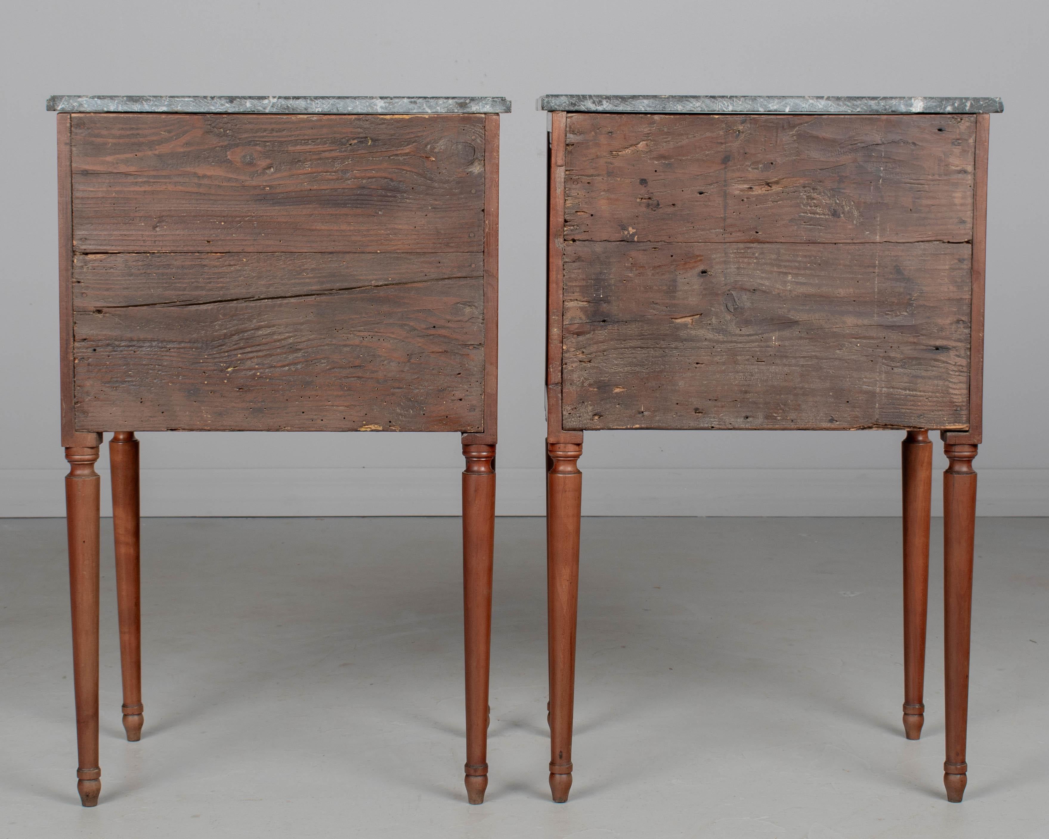 Marbre Paire de tables d'appoint ou de tables de nuit Louis XVI du XIXe siècle en vente