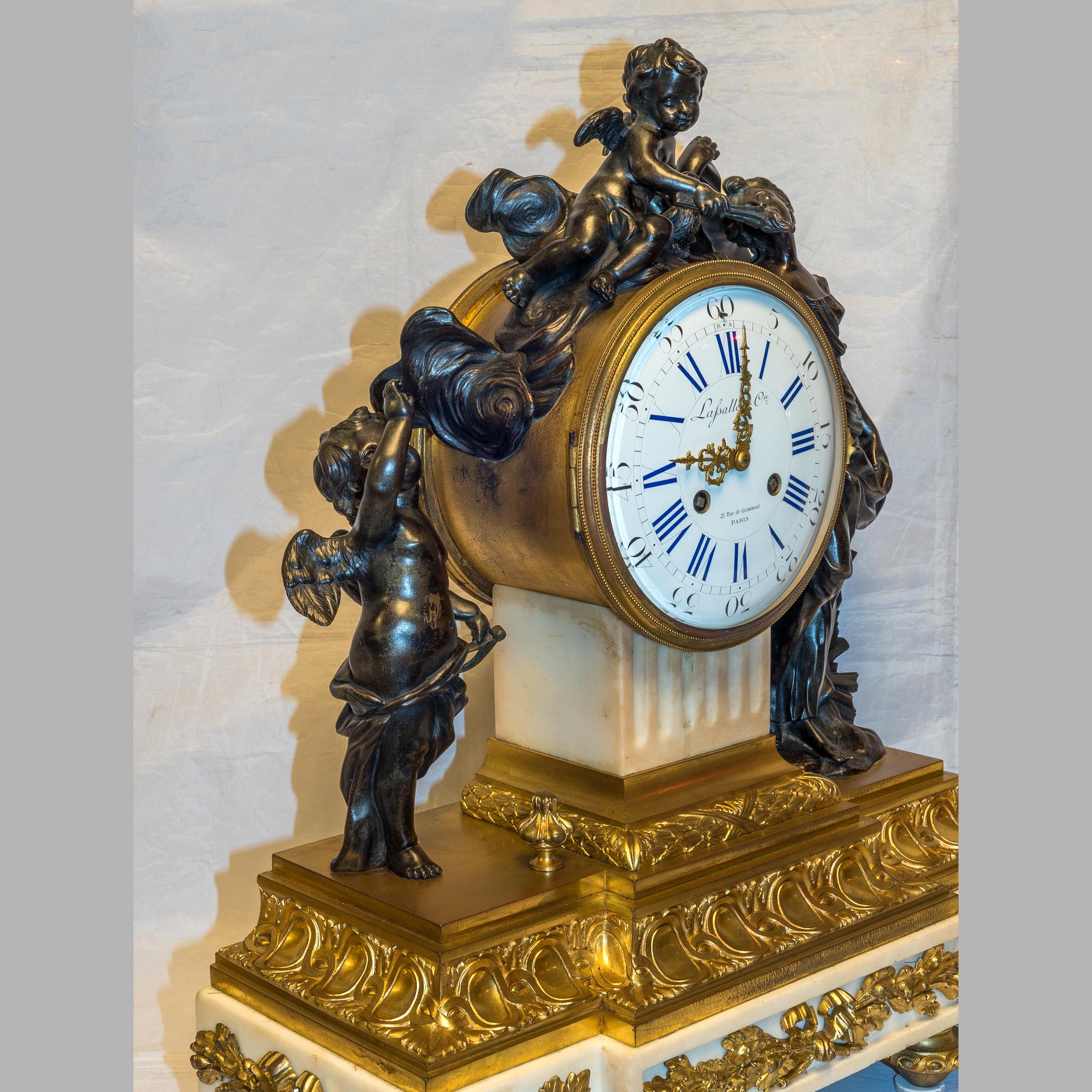 19. Jahrhundert Louis XVI vergoldete und patinierte Bronze Figural Mantel Uhr (Französisch) im Angebot