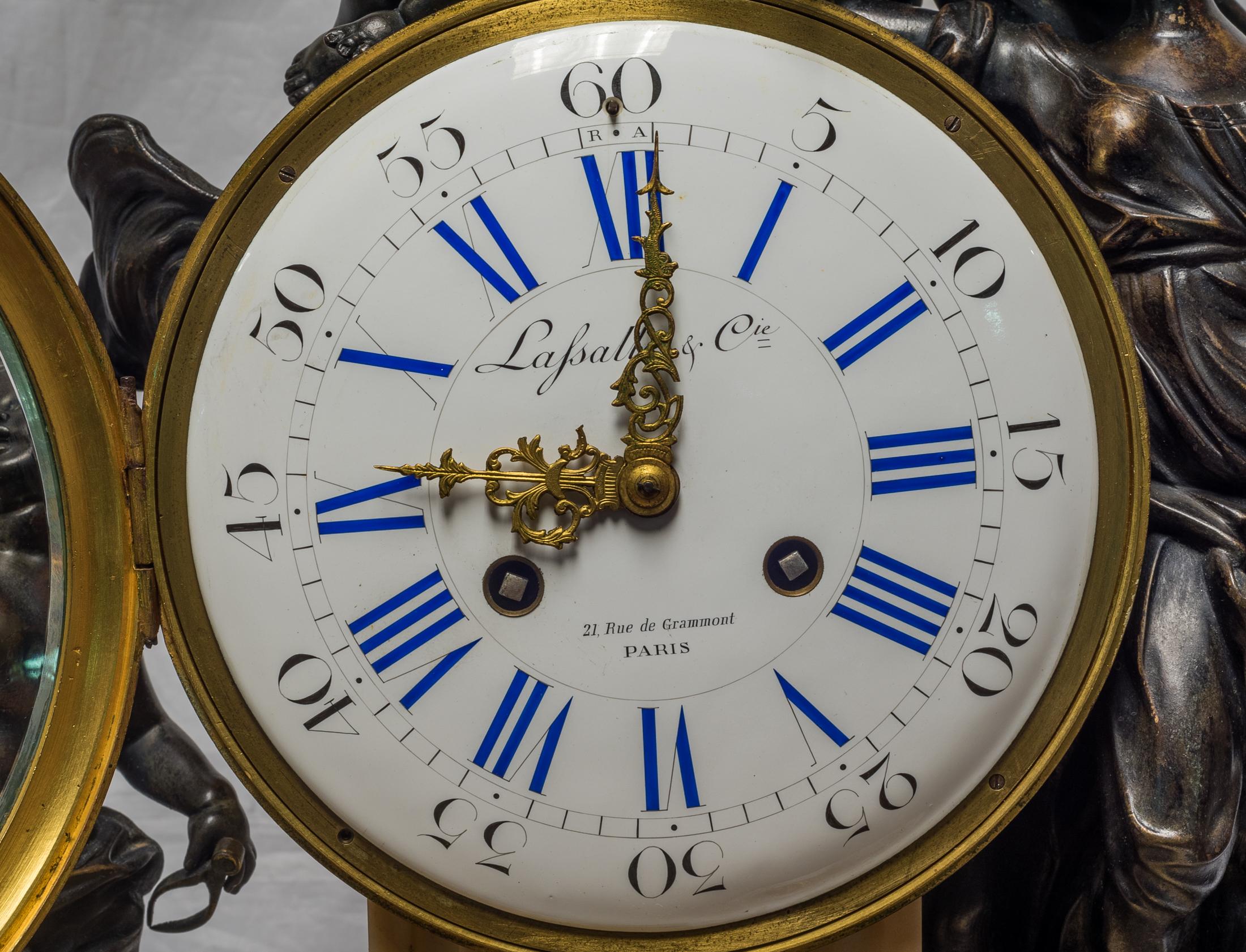 19. Jahrhundert Louis XVI vergoldete und patinierte Bronze Figural Mantel Uhr (Vergoldet) im Angebot