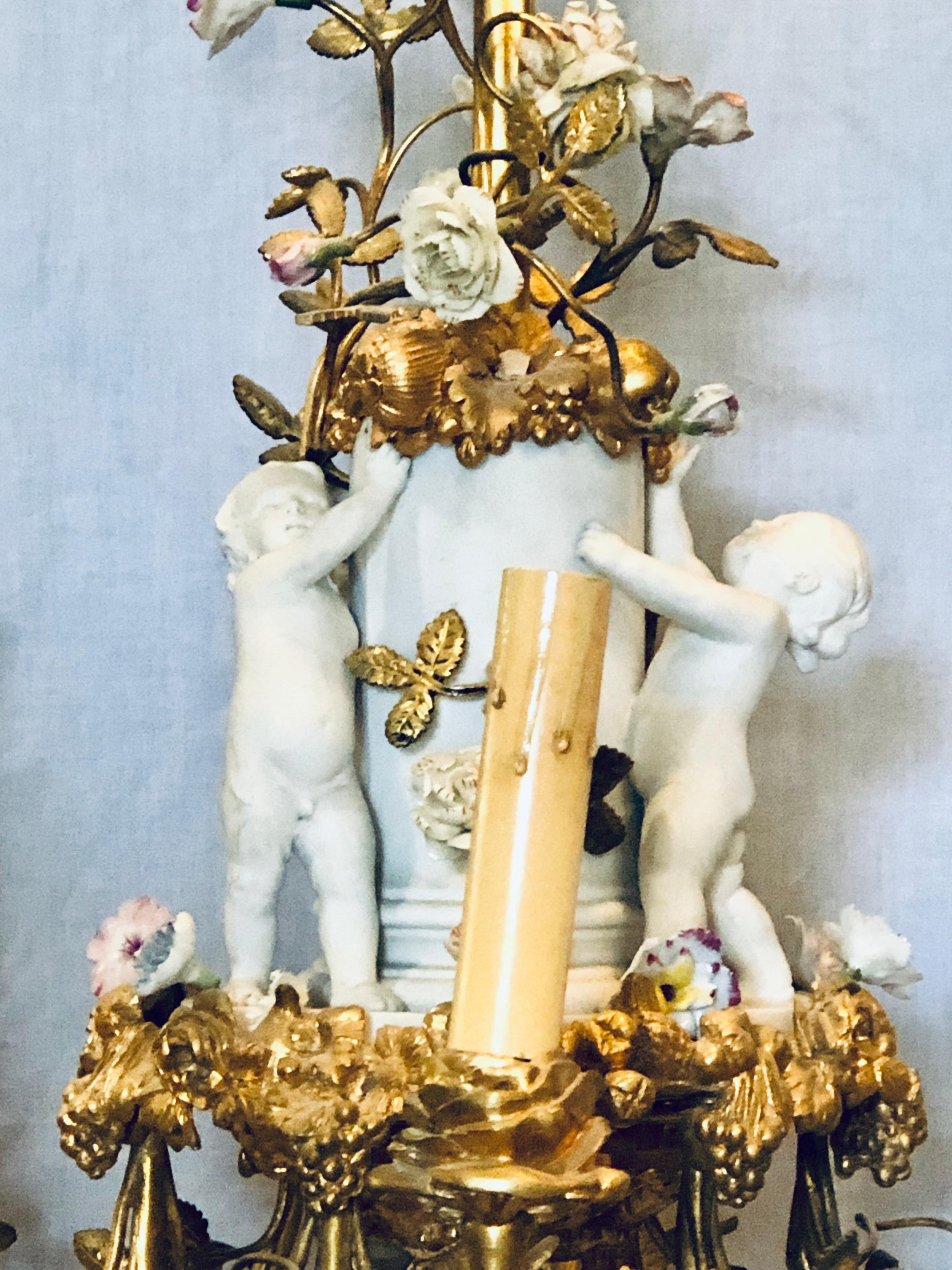 Kronleuchter aus vergoldeter Bronze aus Meissen und Sevres Parian im Louis-XVI-Stil des 19. Jahrhunderts (Spätes 19. Jahrhundert) im Angebot
