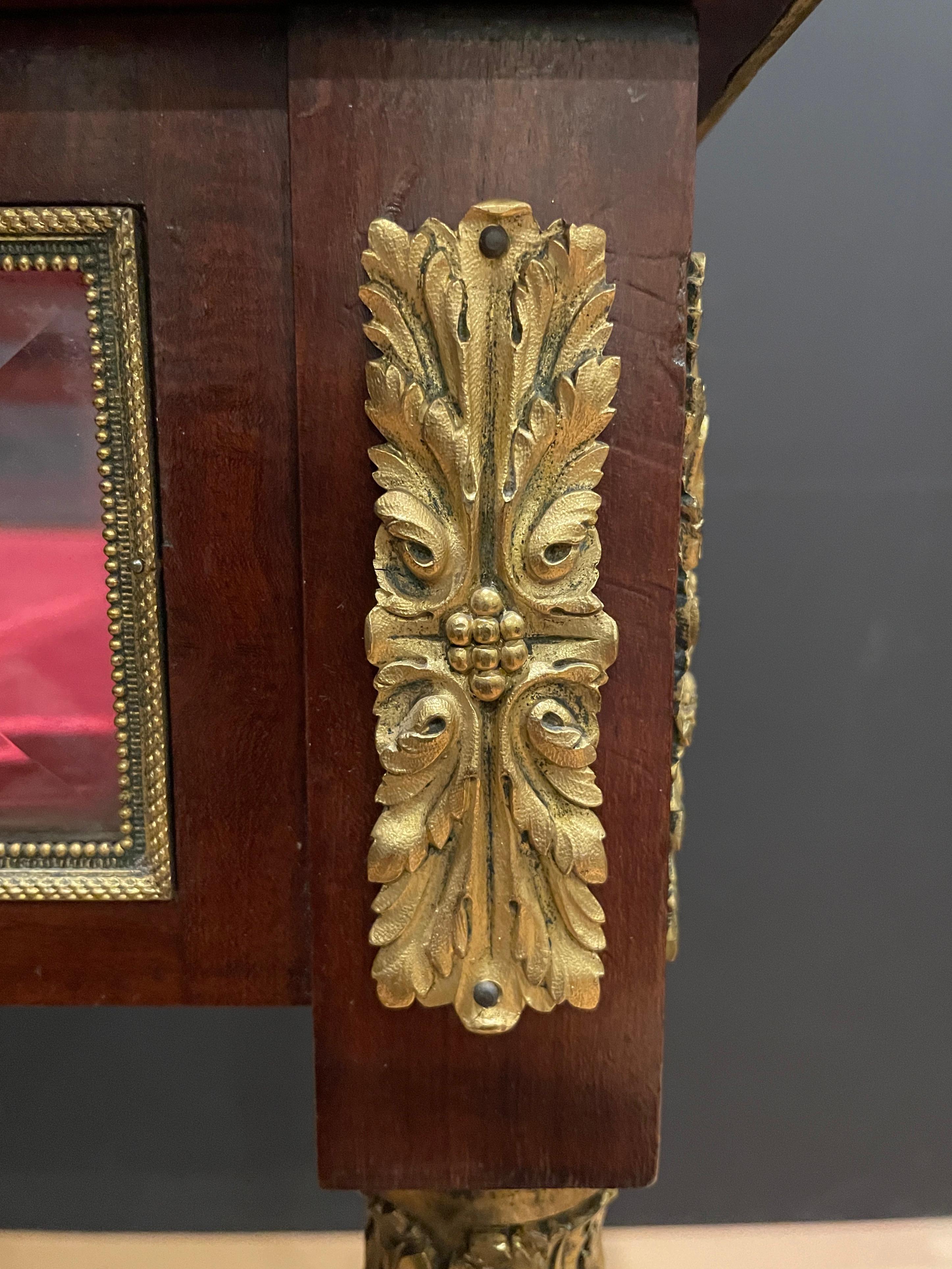 Doré Table de Vitrine Louis XVI du 19ème siècle montée sur bronze doré par C. Mellier & Co. en vente
