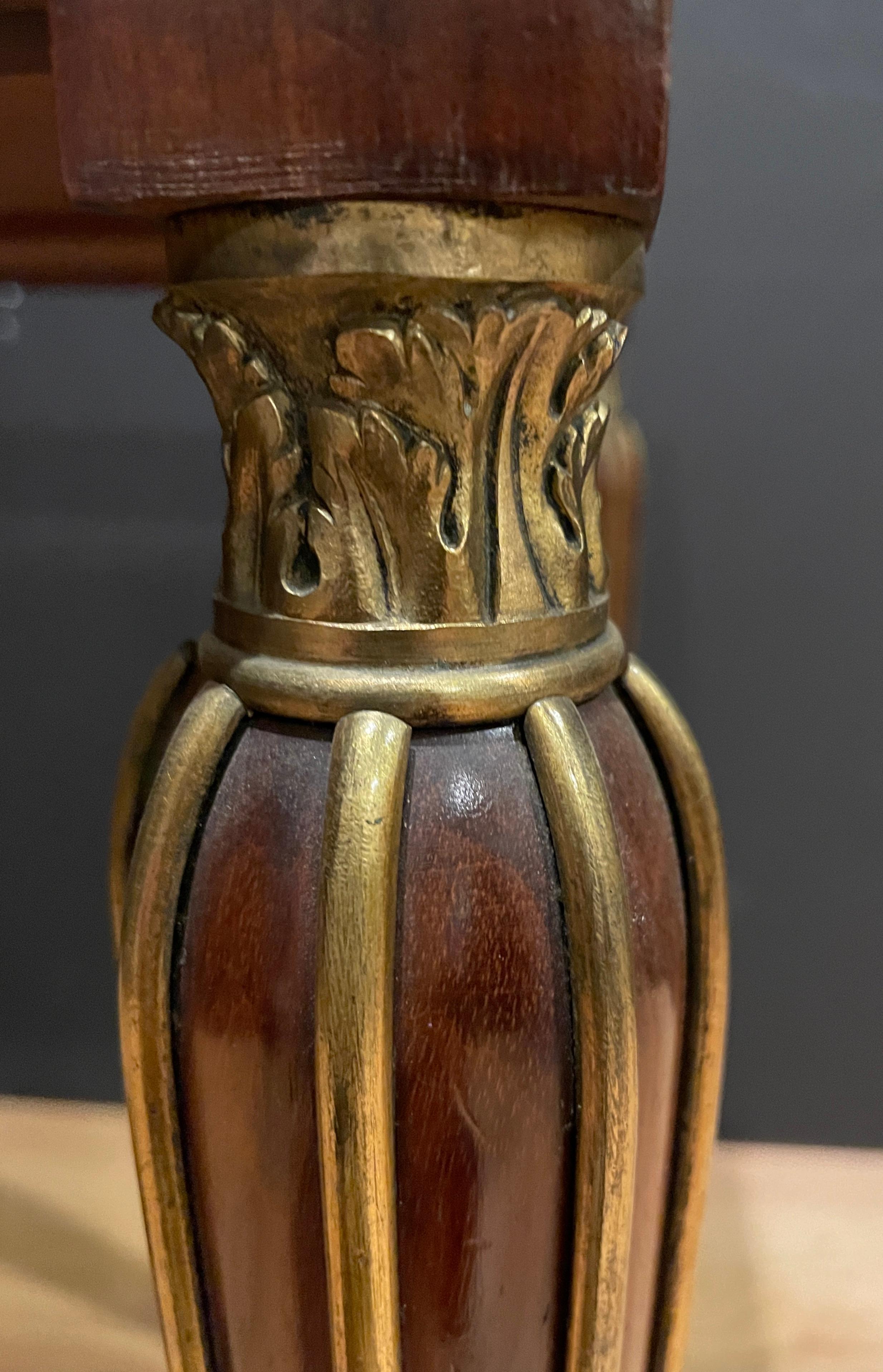 Vergoldeter Bronze-Vitrinetisch im Louis-XVI-Stil des 19. Jahrhunderts von C. Mellier & Co. im Zustand „Gut“ im Angebot in Norwood, NJ