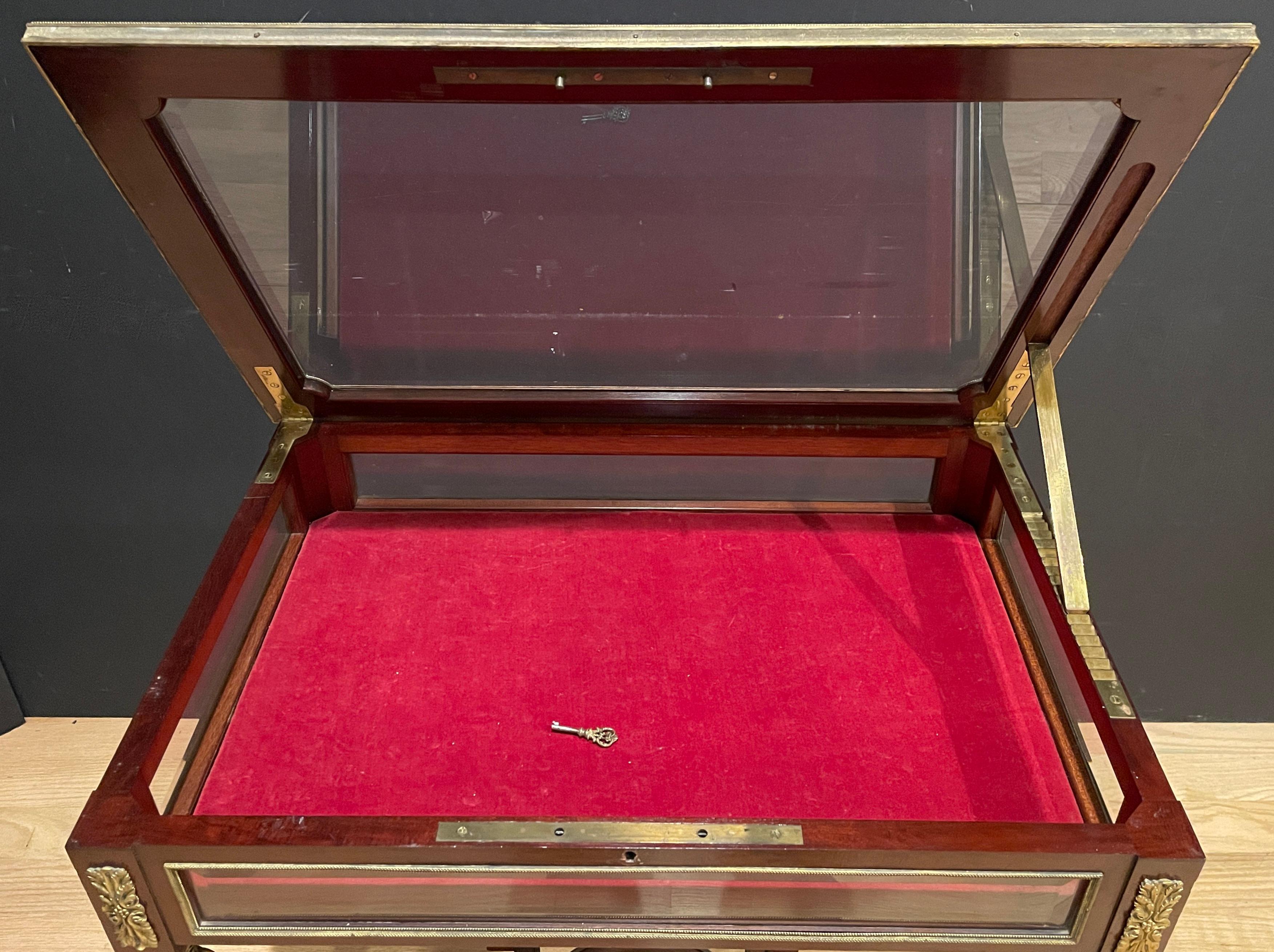 Vergoldeter Bronze-Vitrinetisch im Louis-XVI-Stil des 19. Jahrhunderts von C. Mellier & Co. (Holz) im Angebot