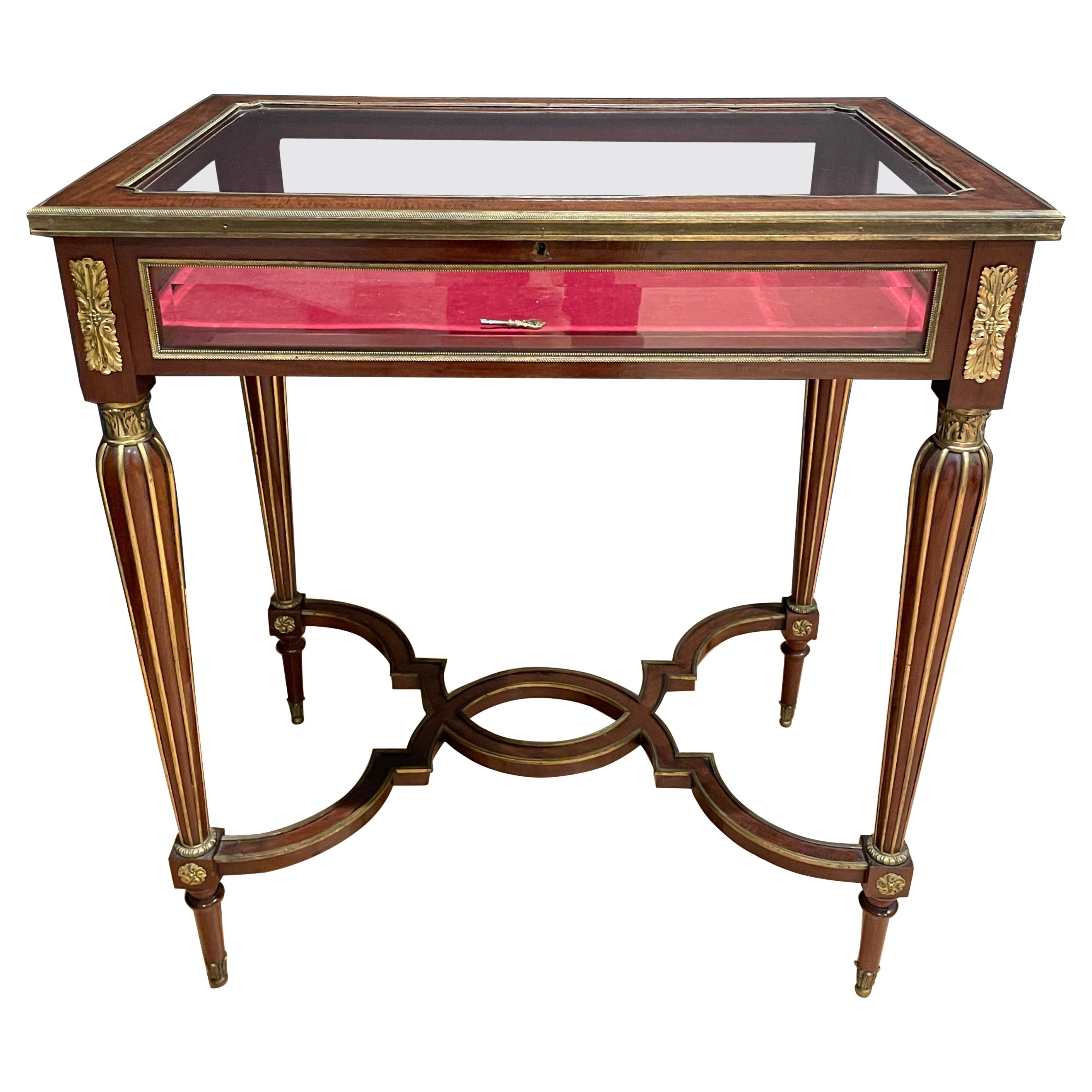 Mesa vitrina Luis XVI del siglo XIX, montada en bronce dorado, de C. Mellier & Co. en venta