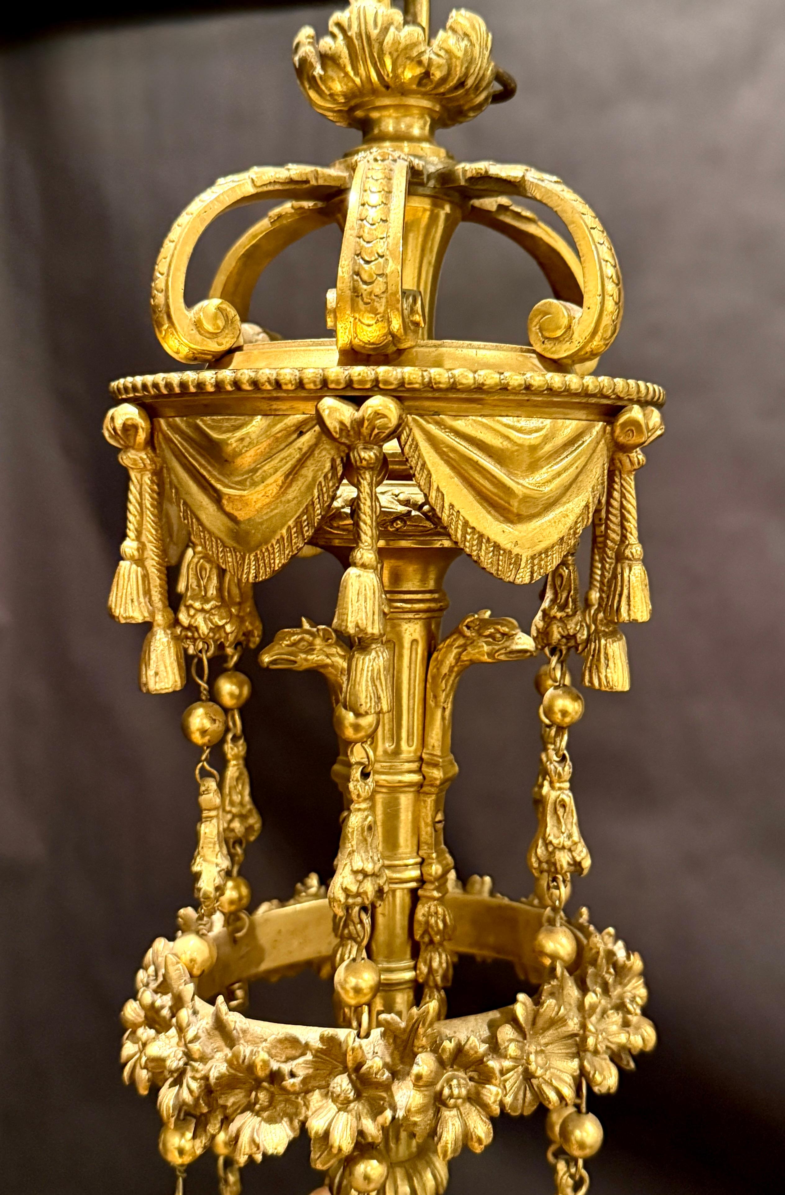 Français Lustre à douze lumières en bronze doré de style Louis XVI du XIXe siècle en vente