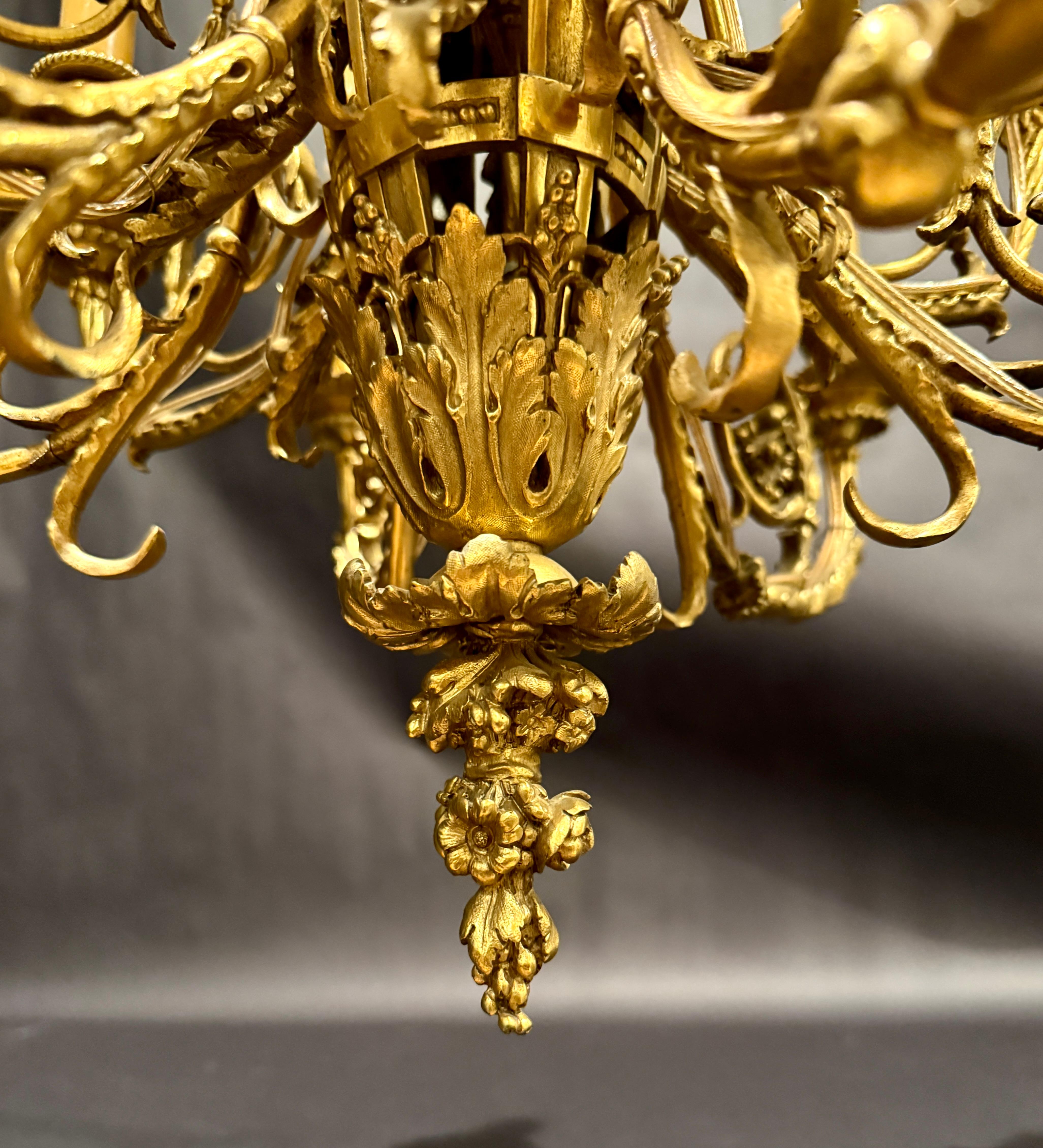 Doré Lustre à douze lumières en bronze doré de style Louis XVI du XIXe siècle en vente
