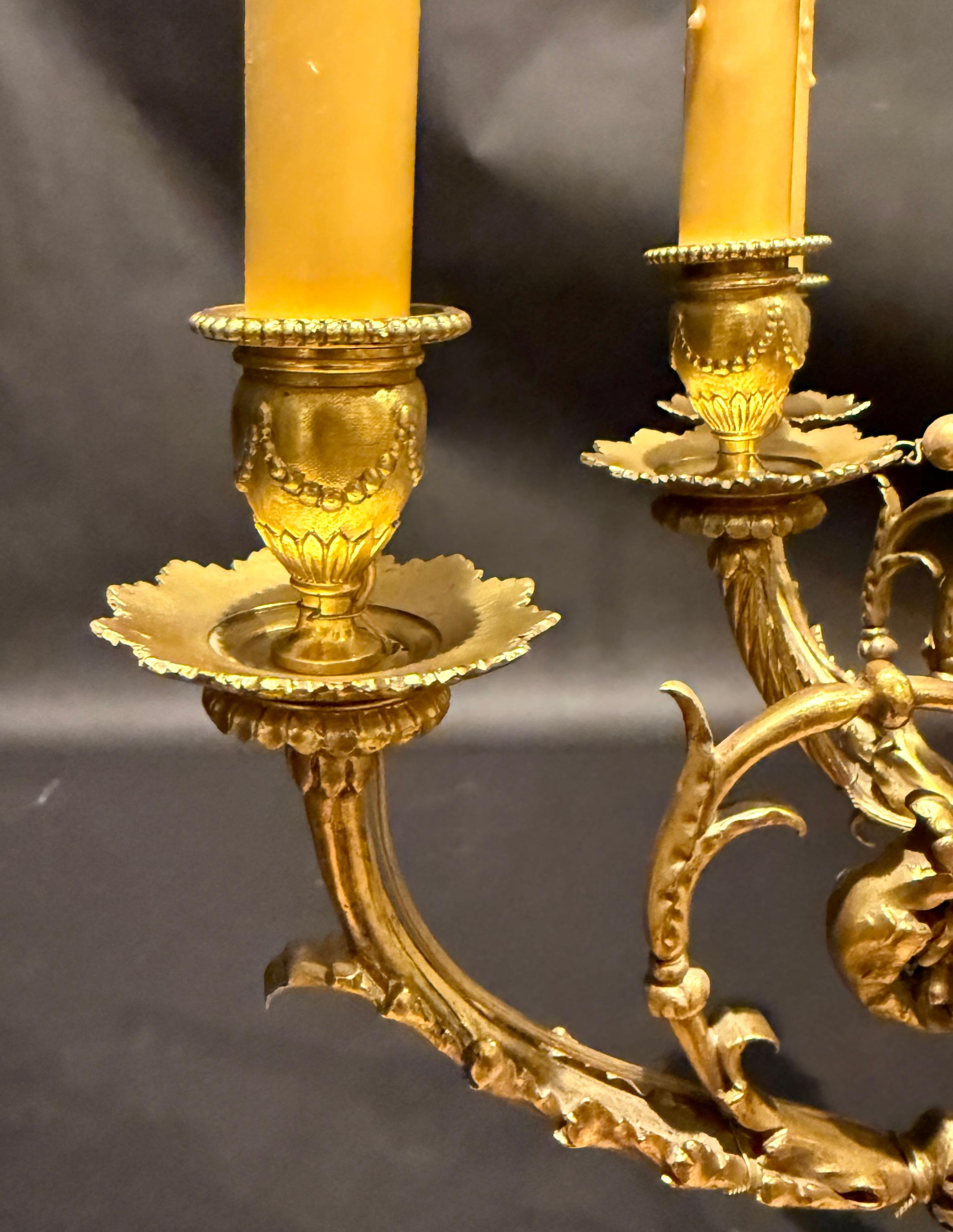 Lustre à douze lumières en bronze doré de style Louis XVI du XIXe siècle Bon état - En vente à Norwood, NJ
