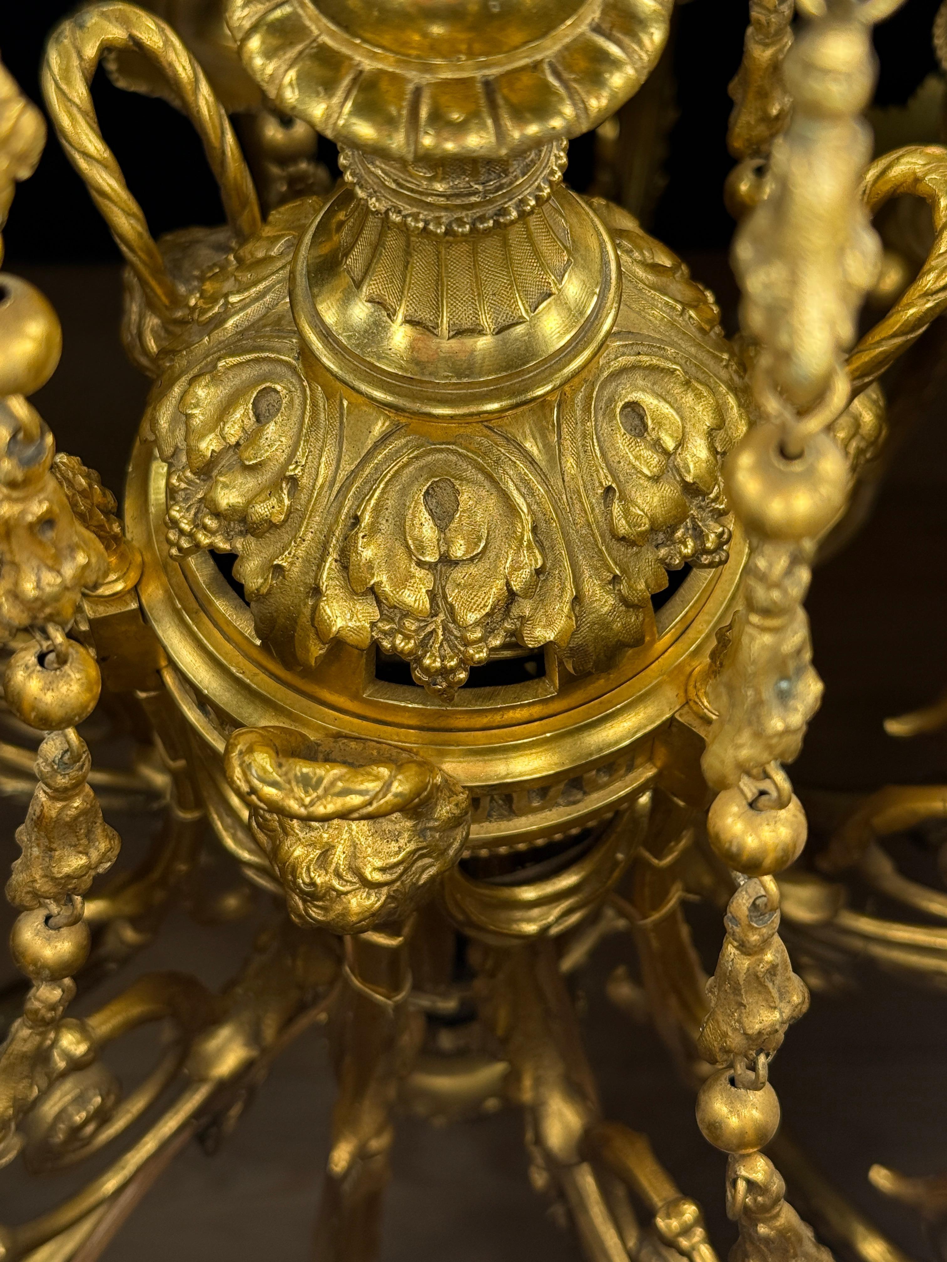 Bronze Lustre à douze lumières en bronze doré de style Louis XVI du XIXe siècle en vente