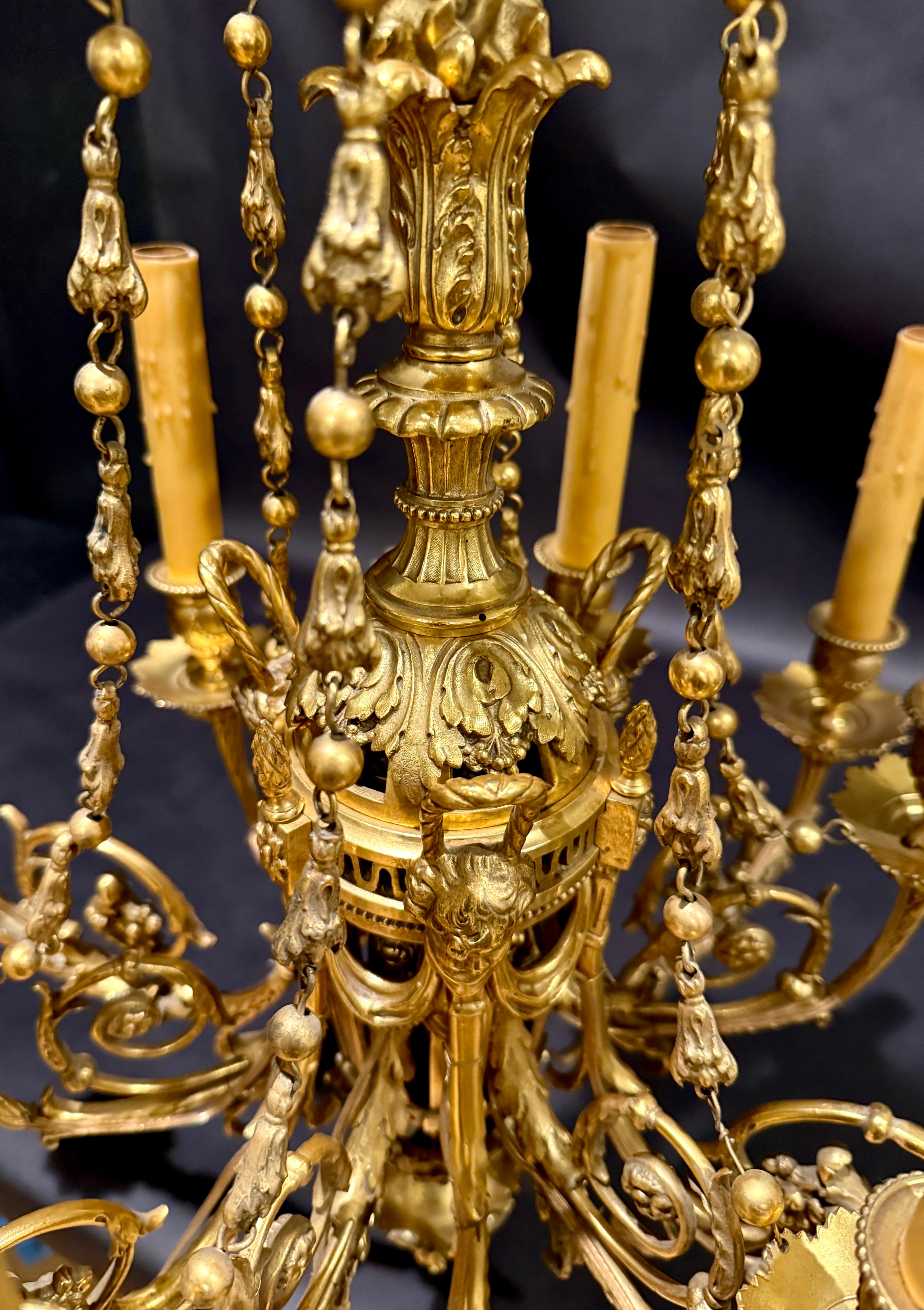 Lustre à douze lumières en bronze doré de style Louis XVI du XIXe siècle en vente 1