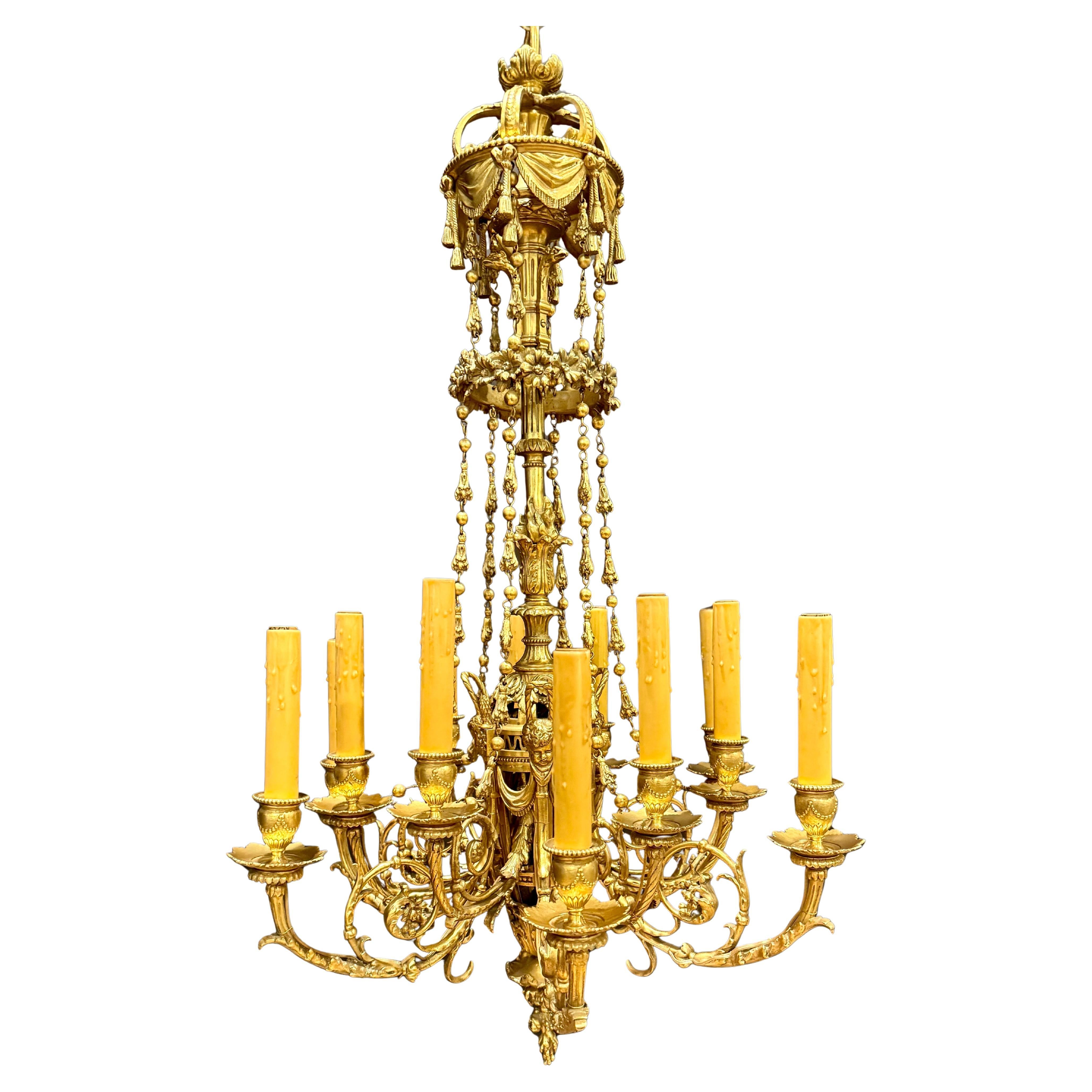 Lustre à douze lumières en bronze doré de style Louis XVI du XIXe siècle