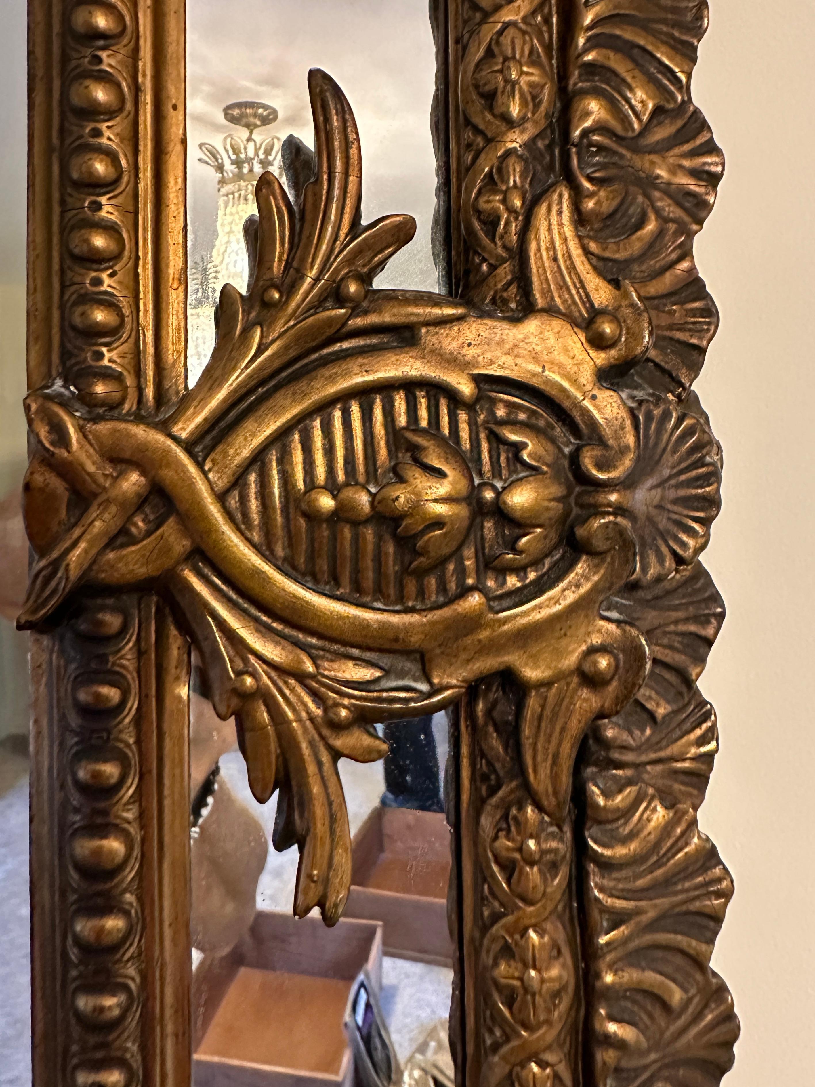 Français Miroir mural de forme coussin, doré, Louis XVI, 19e siècle en vente