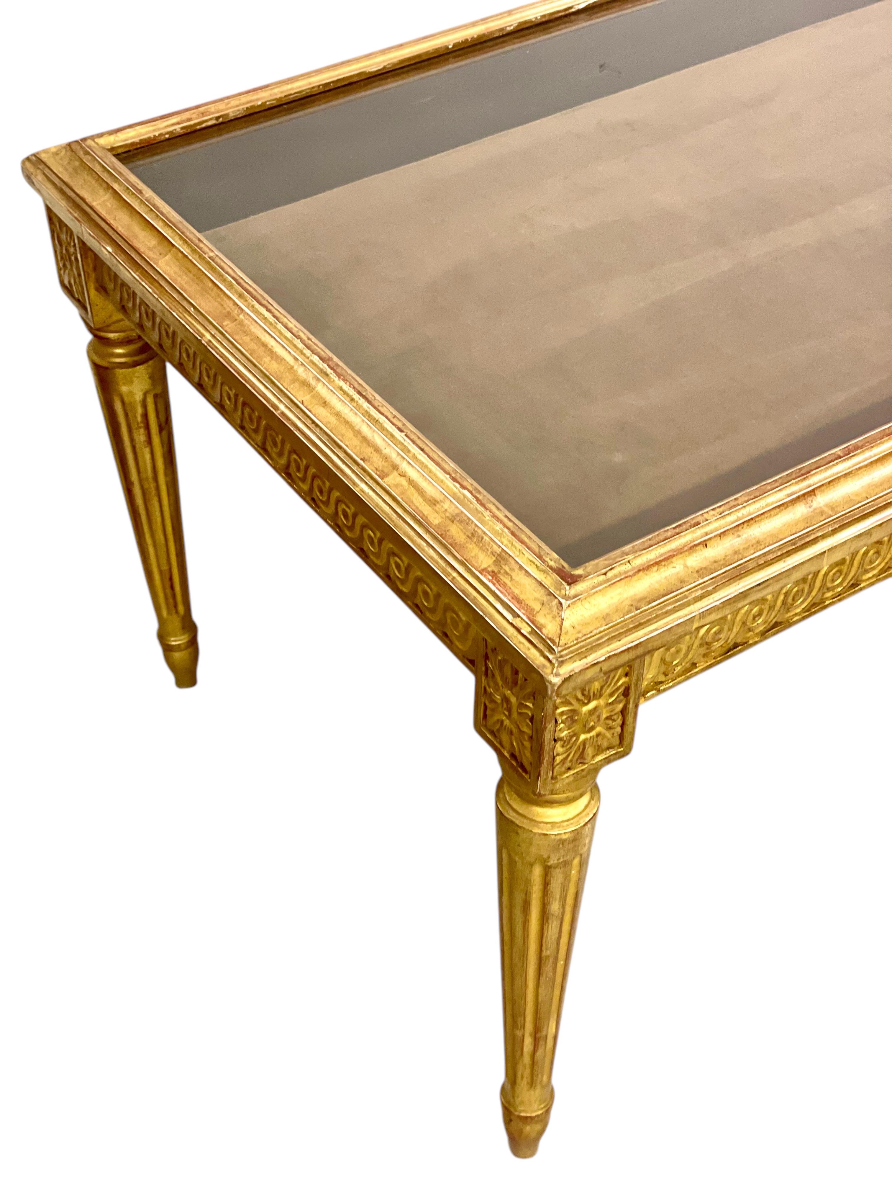 Louis XVI Giltwood Couchtisch aus dem 19.  mit Vitrinenaufsatz im Angebot 3